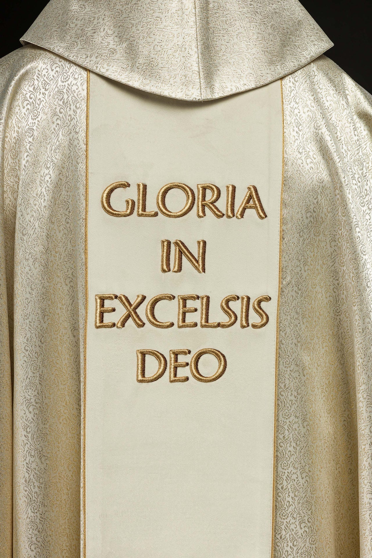 Ornat haftowany z wizerunkiem Świętej Rodziny na złotej tkaninie - ORNATY.PL