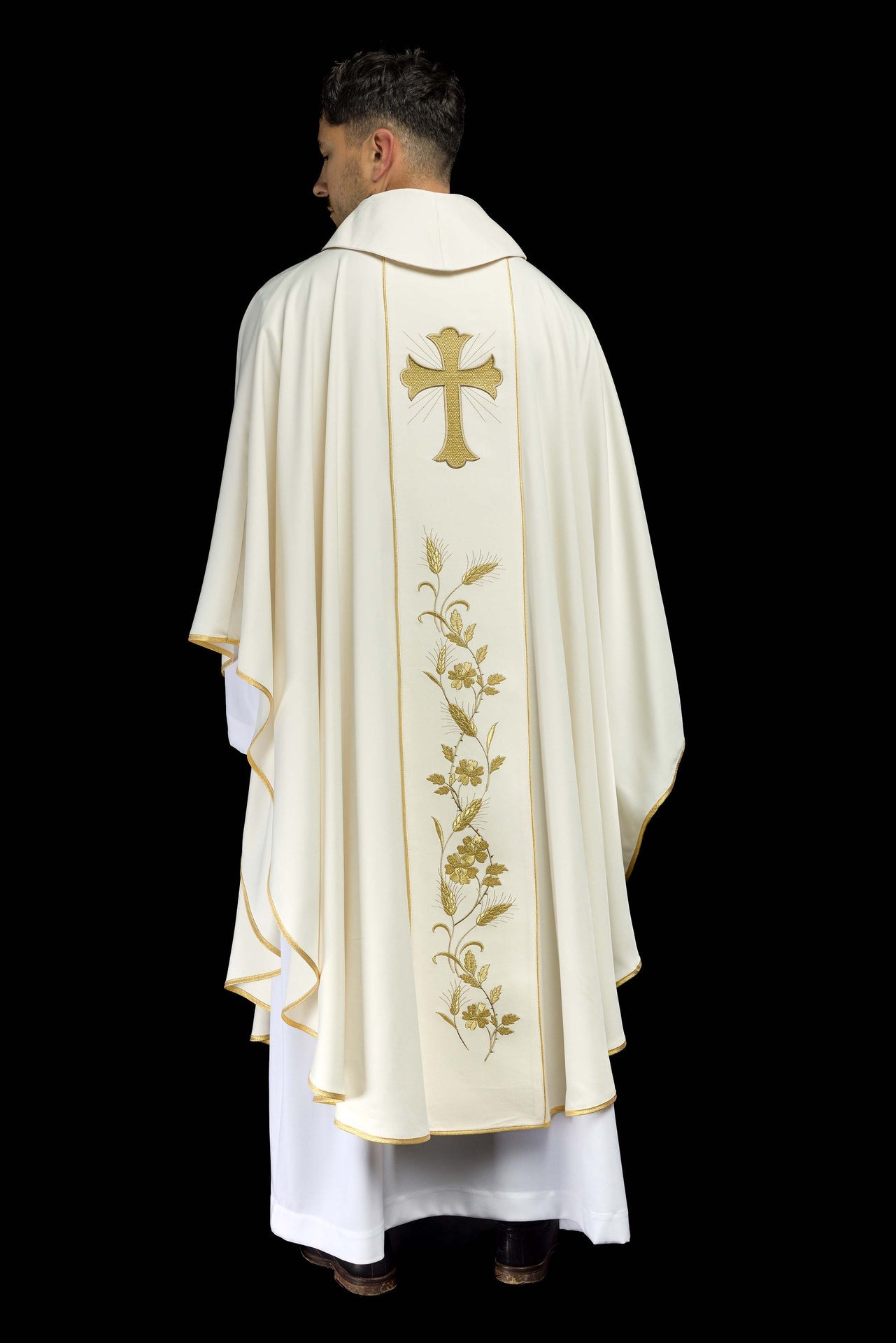 Ornat z haftowanym krzyżem i kłosami w kolorze ecru - ORNATY.PL