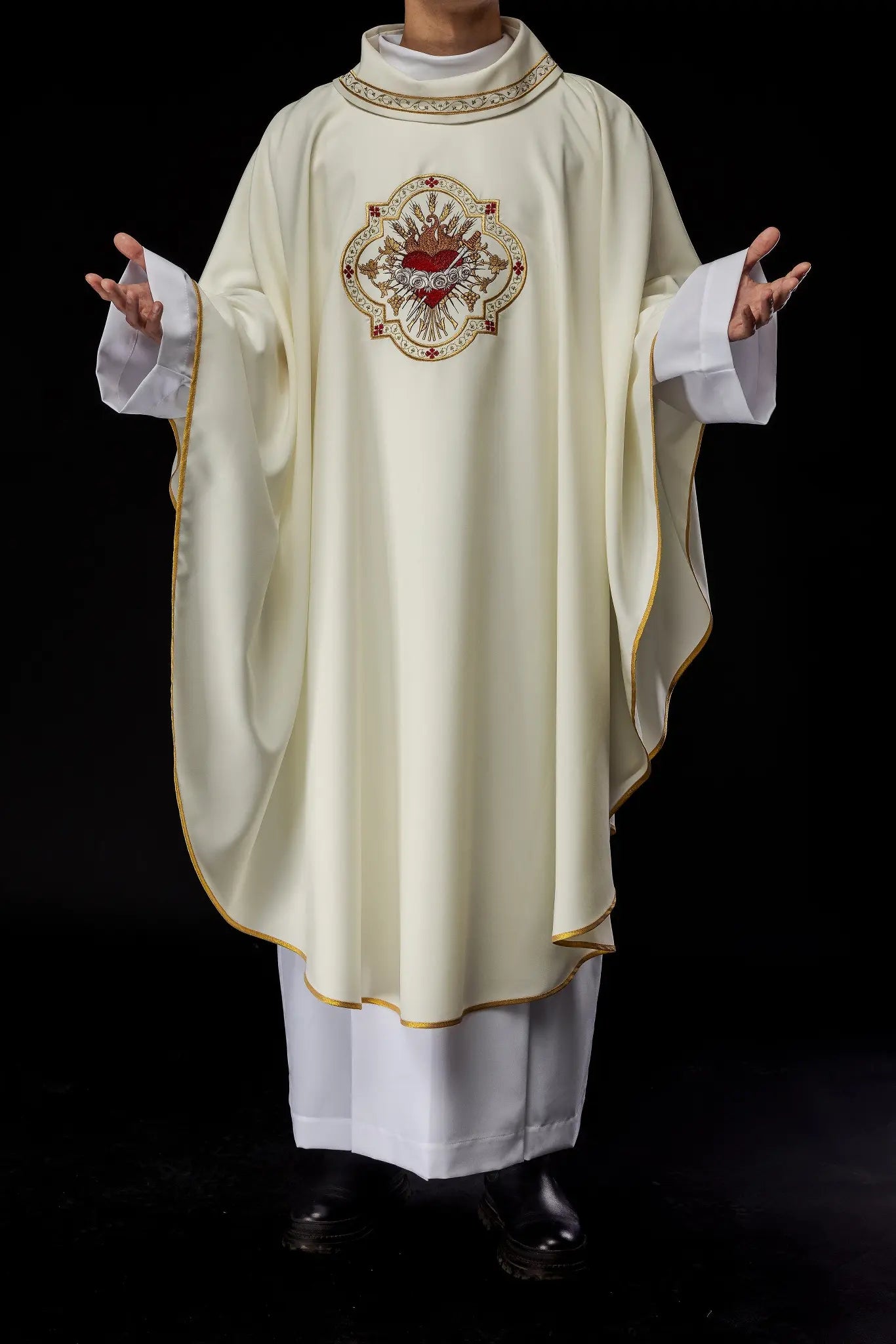 Embroidered chasuble with the motif of the Heart of Mary