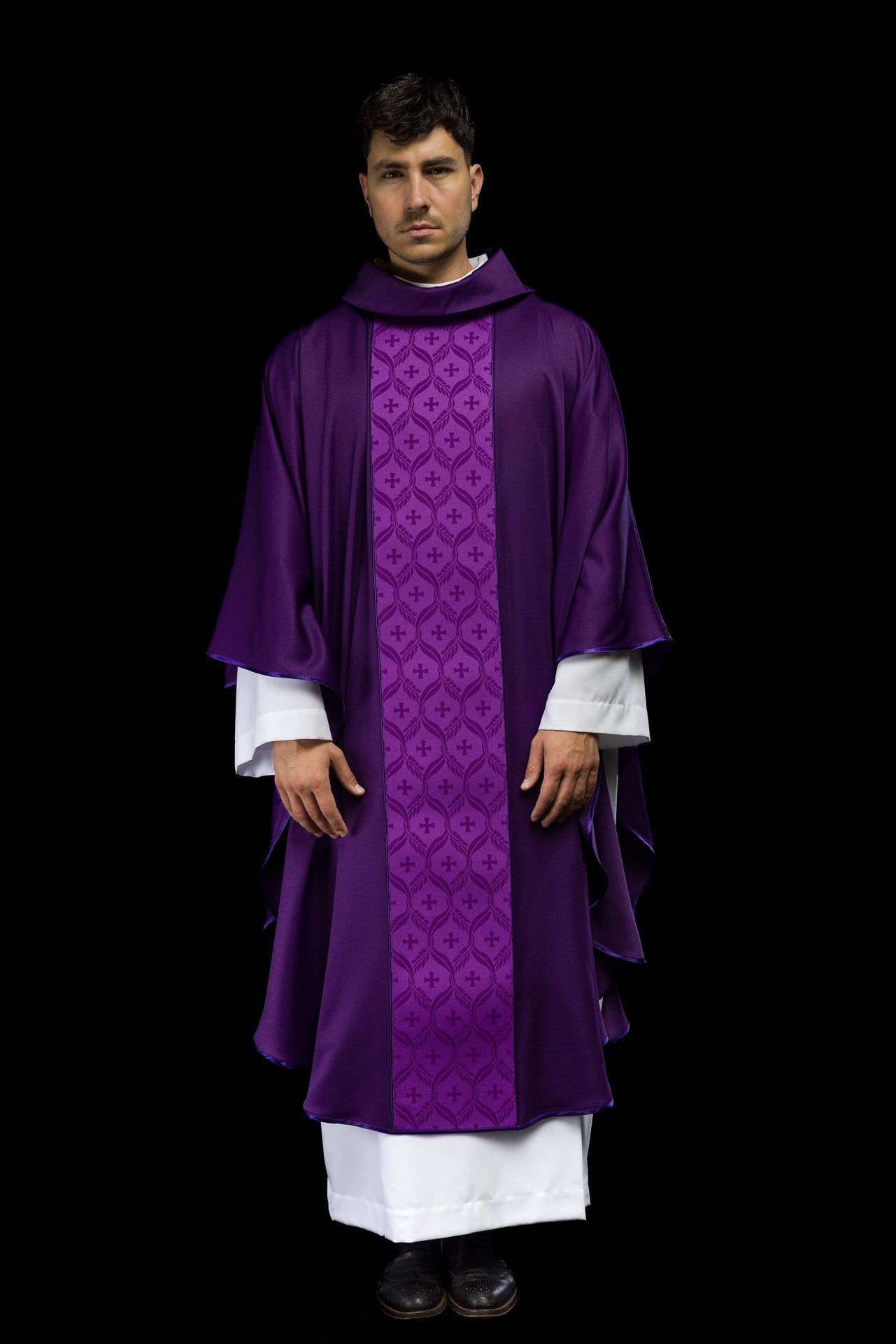 Ornat fioletowy z żakardowym pasem w krzyże - ORNATY.PL