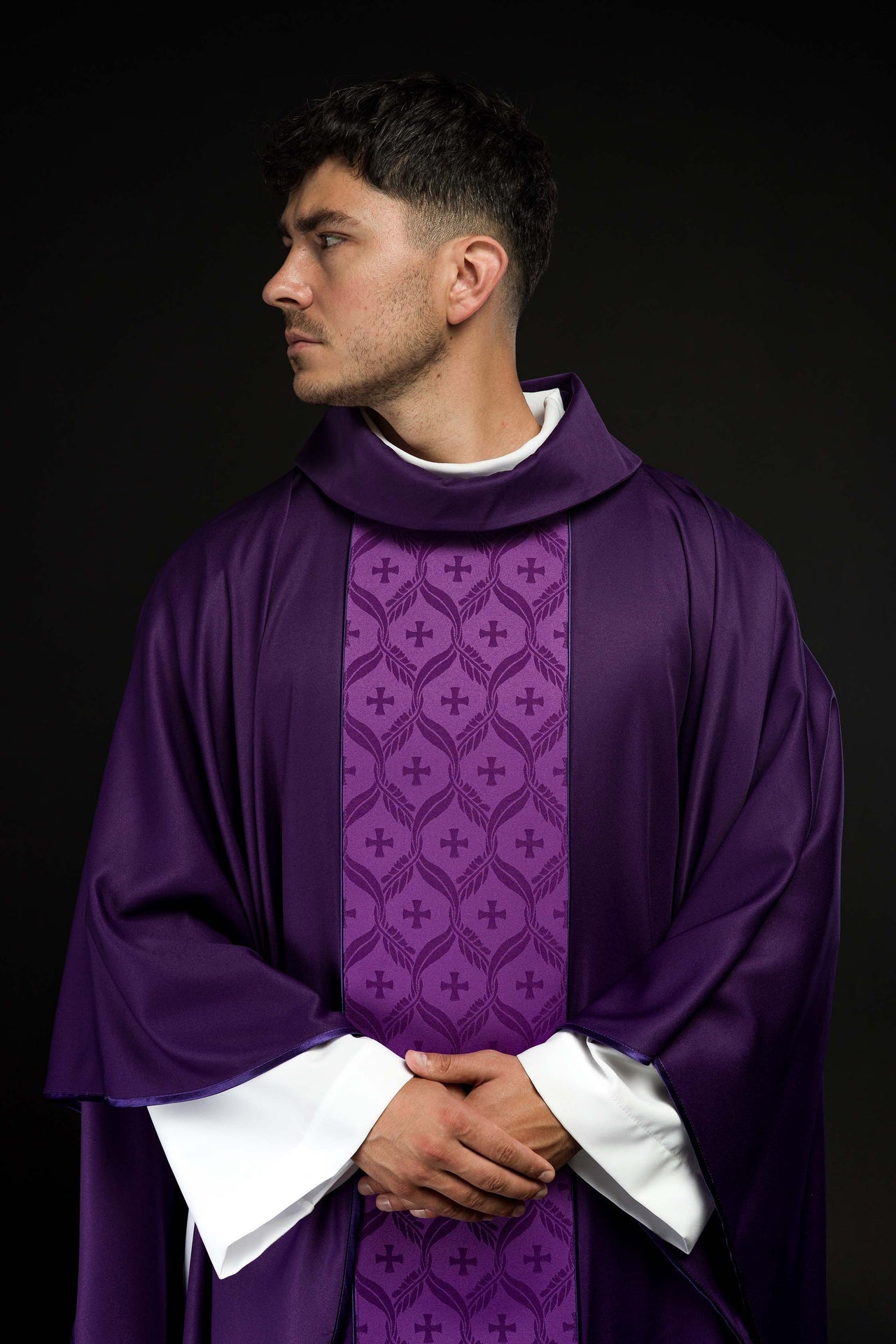 Ornat fioletowy z żakardowym pasem w krzyże - ORNATY.PL