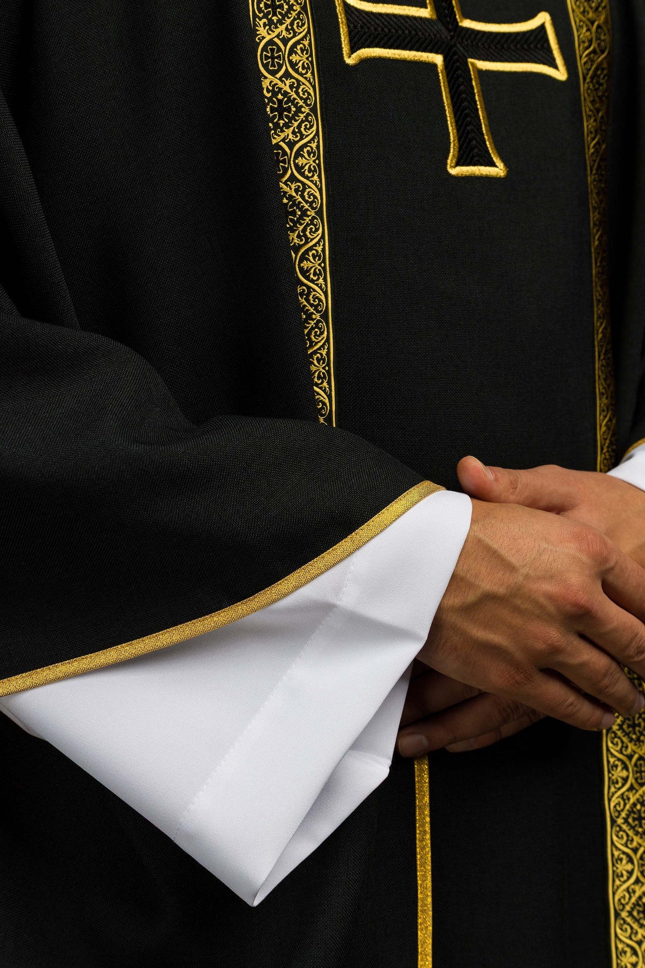 Ornat liturgiczny czarny z haftowanym krzyżem i taśmami żakardowymi - ORNATY.PL