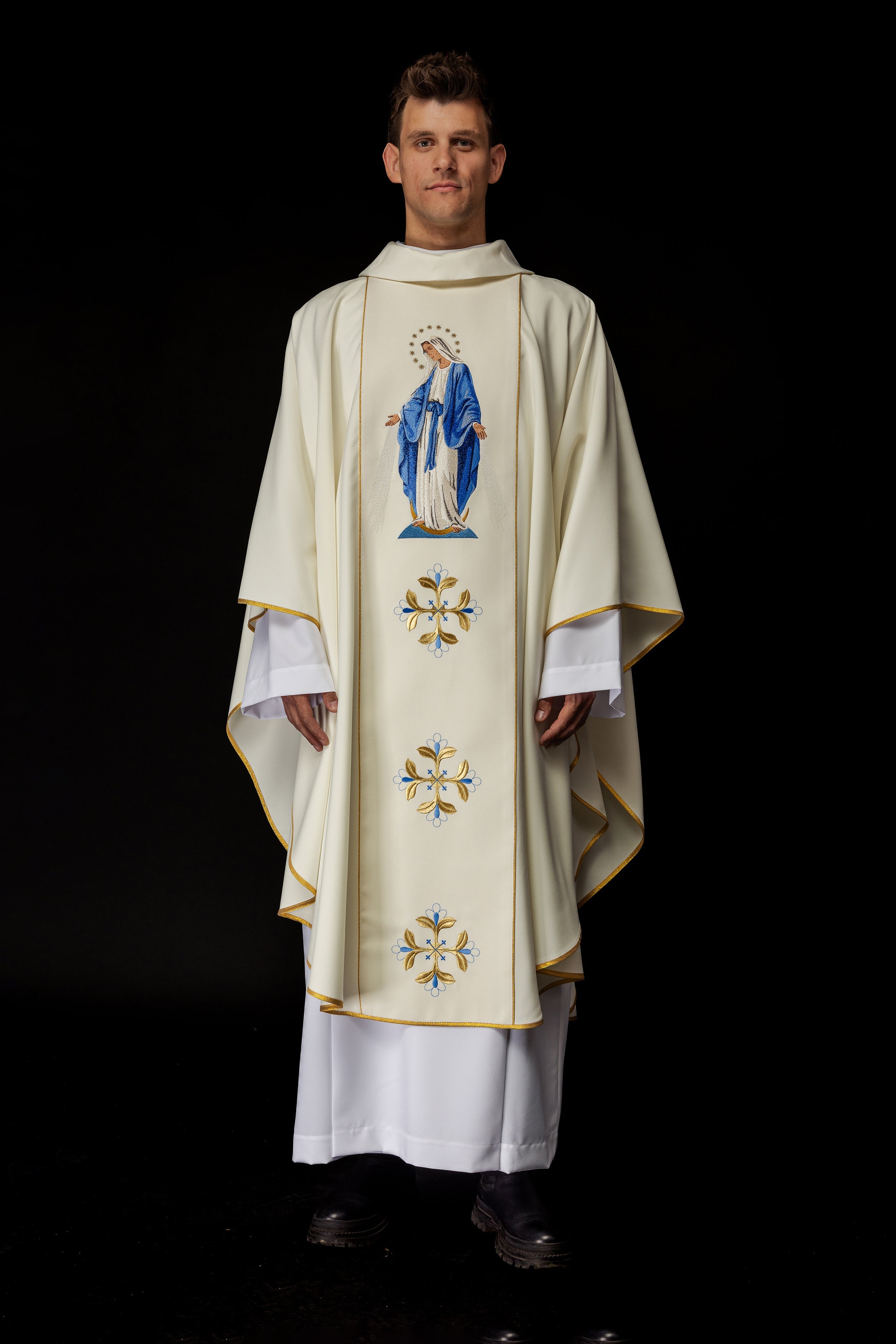 Embroidered chasuble with the image of Our Lady Immaculate