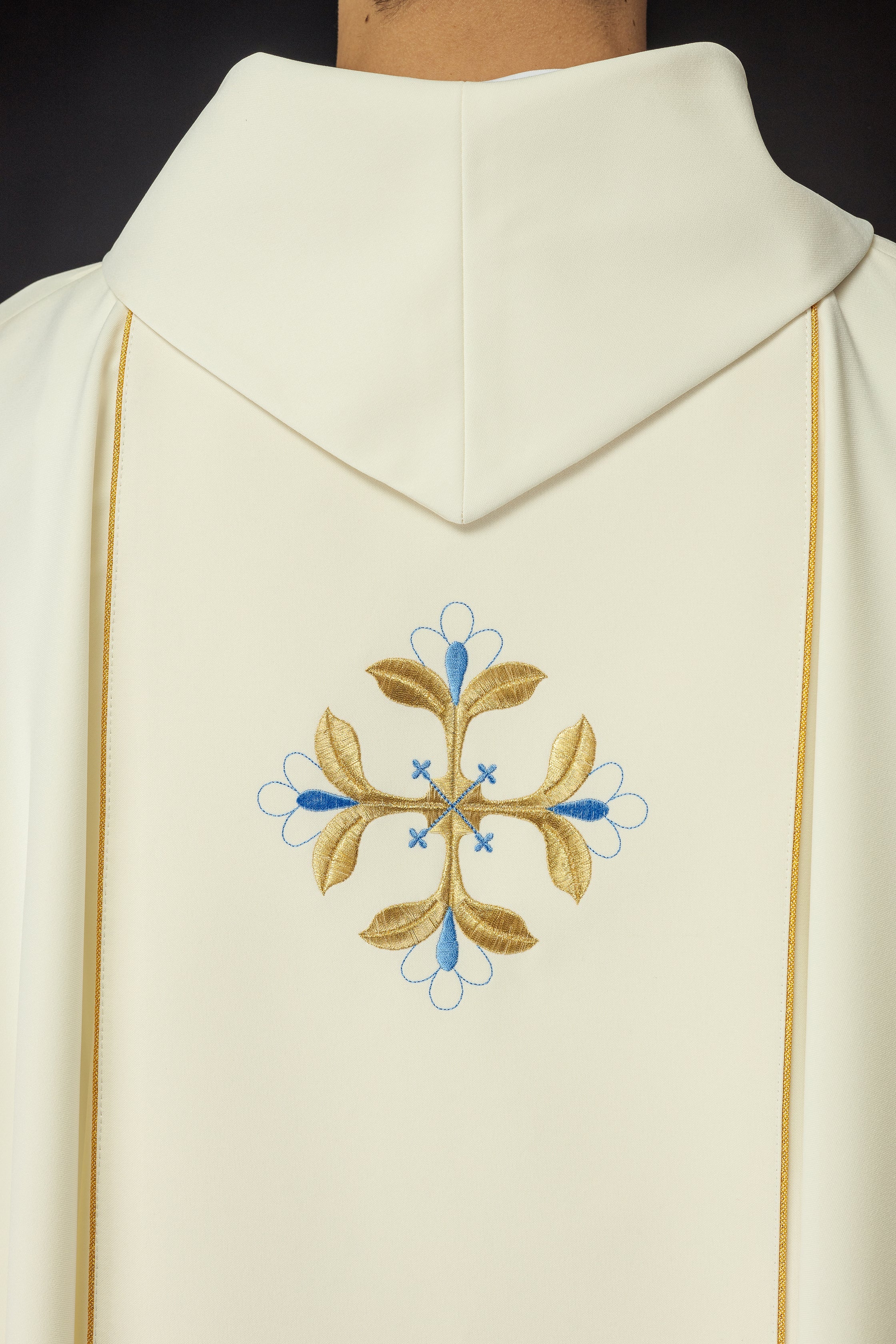 Embroidered chasuble with the image of Our Lady Immaculate