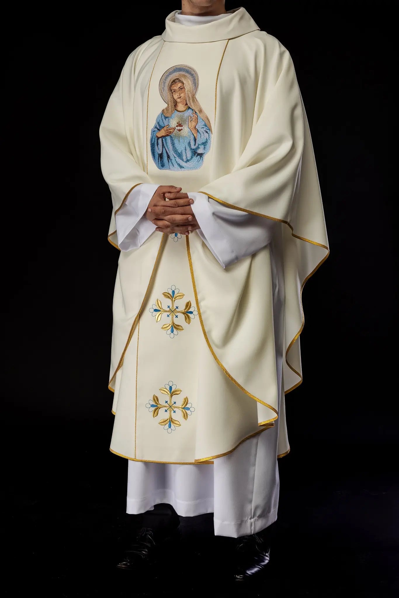 Embroidered chasuble with an image of the Heart of Mary