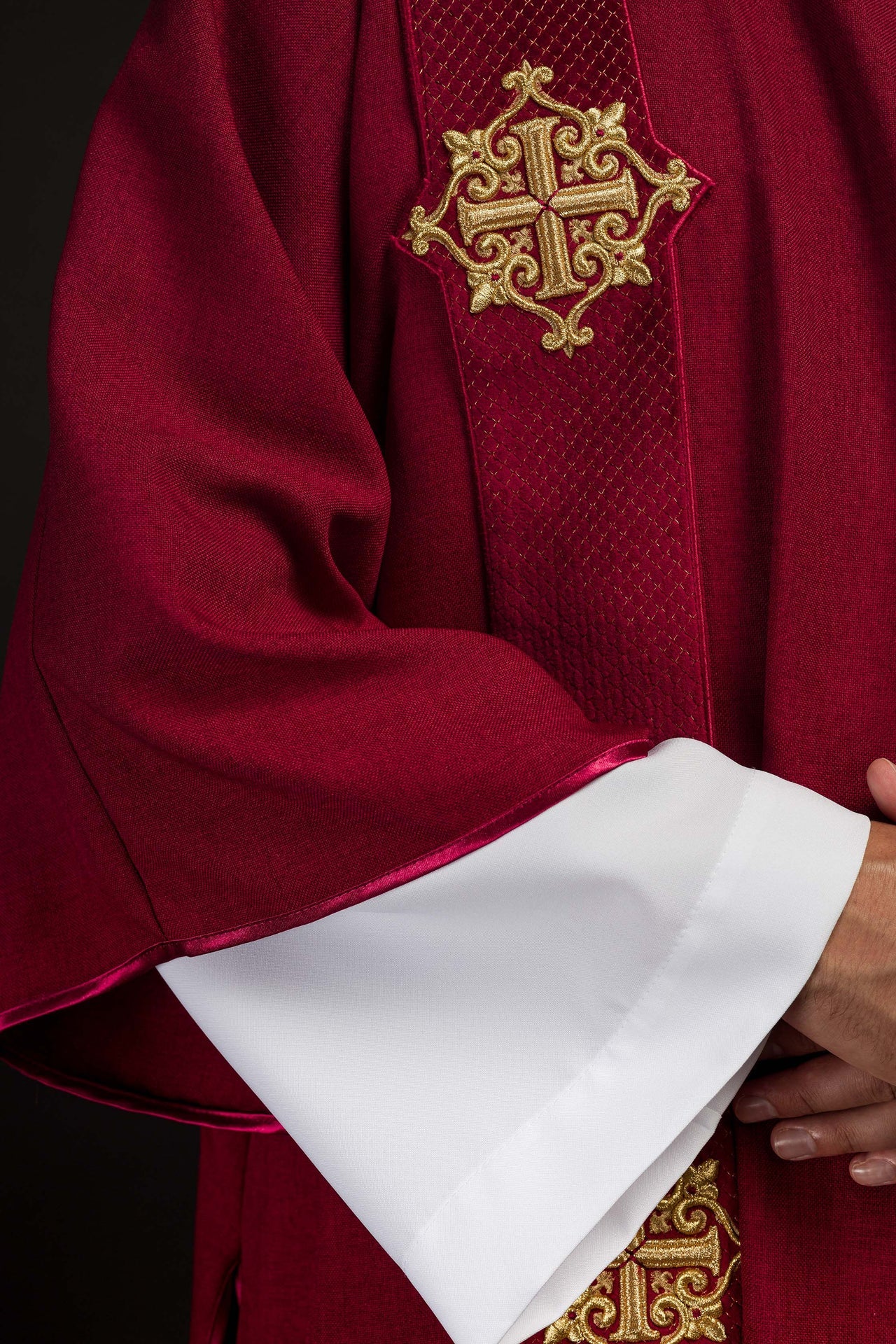 Dalmatyka z pasami na aksamicie z symbolami Krzyża Czerwona - ORNATY.PL