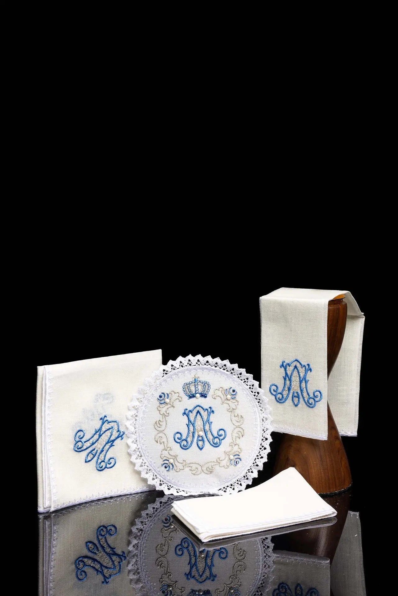 Chalice linen with Marian embroidery