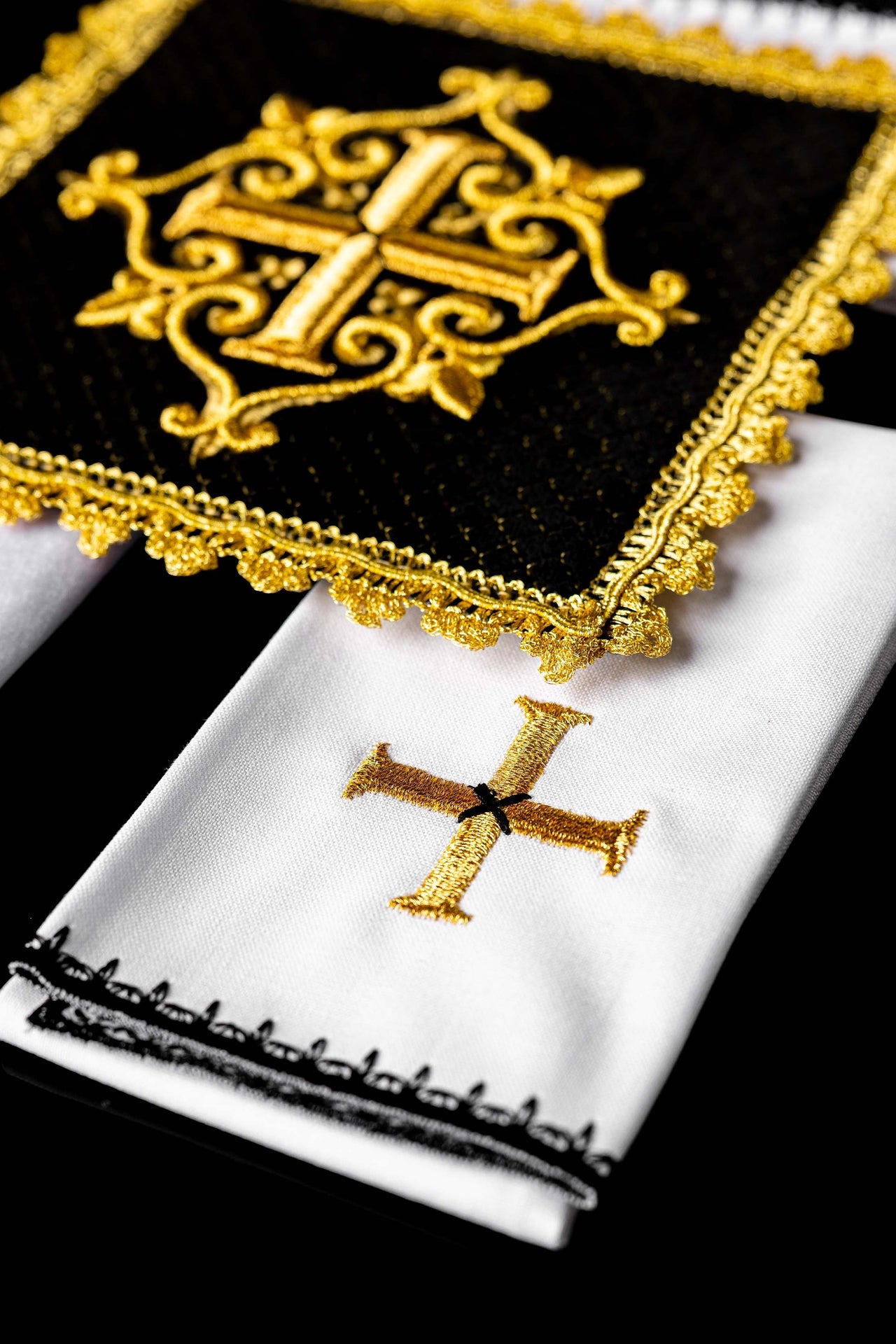 Bielizna kielichowa z haftowanym krzyżem aksamit czarna - ORNATY.PL