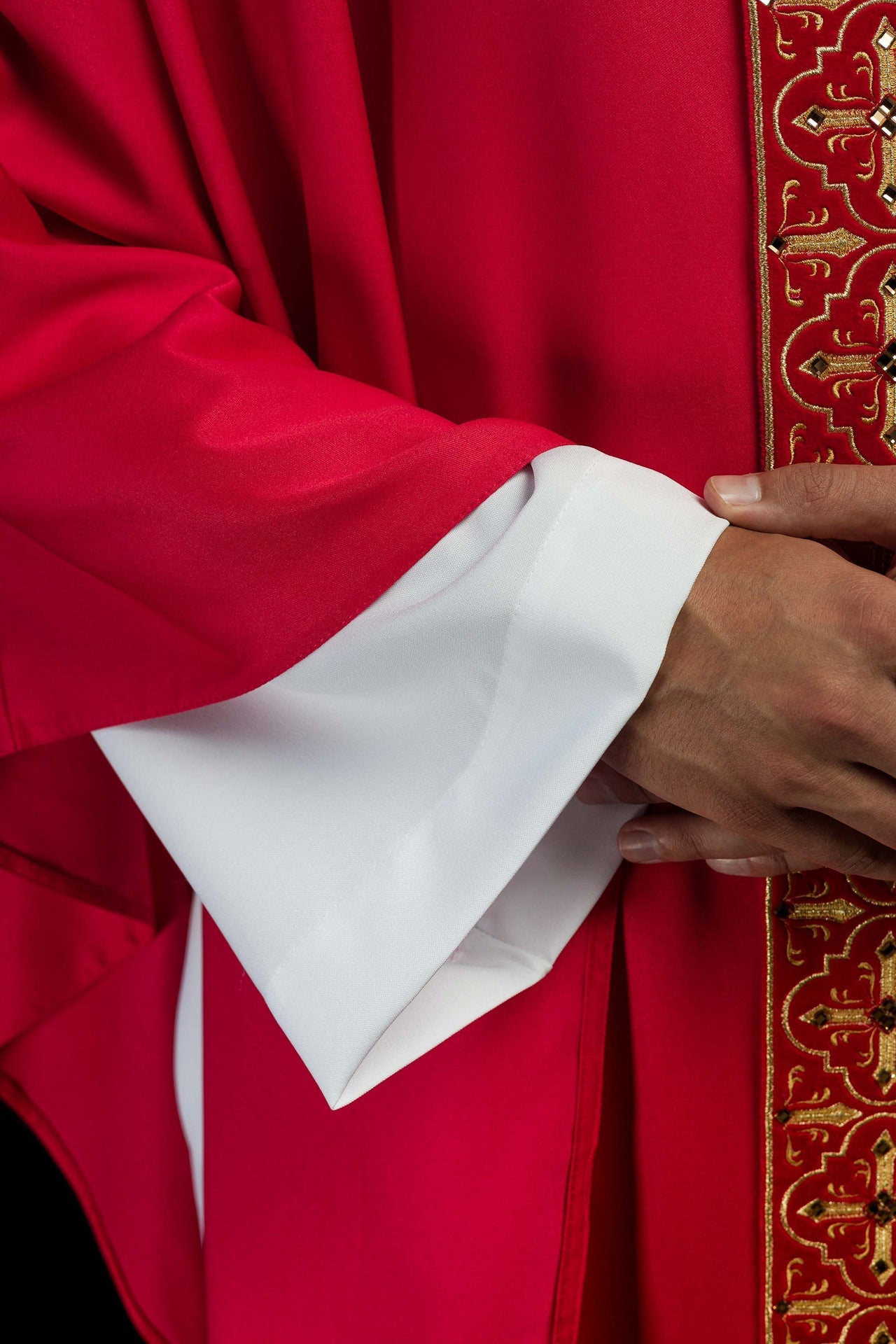 Ornat bogato haftowany zdobiony kamieniami w kolorze czerwonym - ORNATY.PL