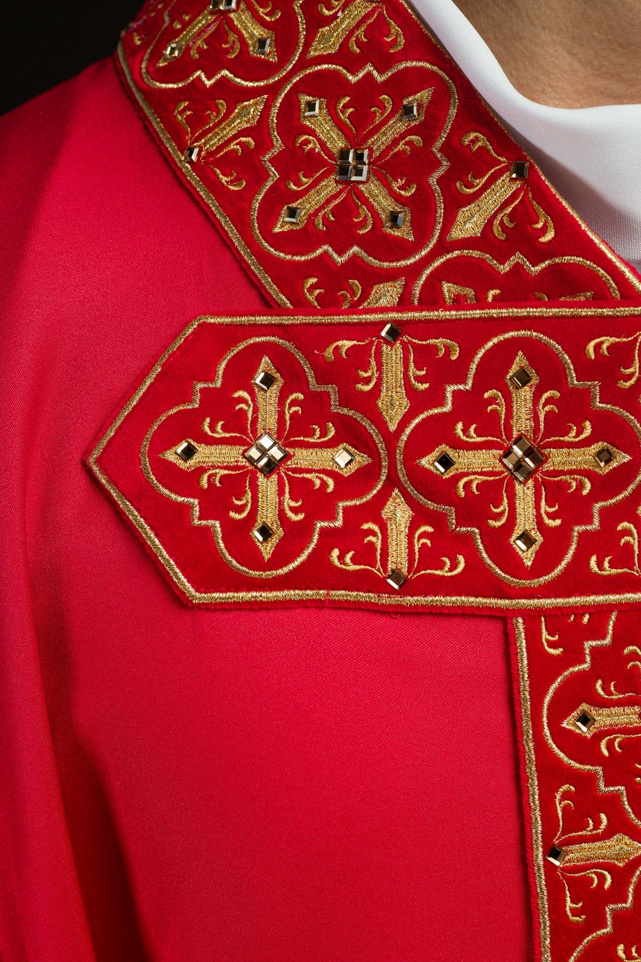 Ornat bogato haftowany zdobiony kamieniami w kolorze czerwonym - ORNATY.PL