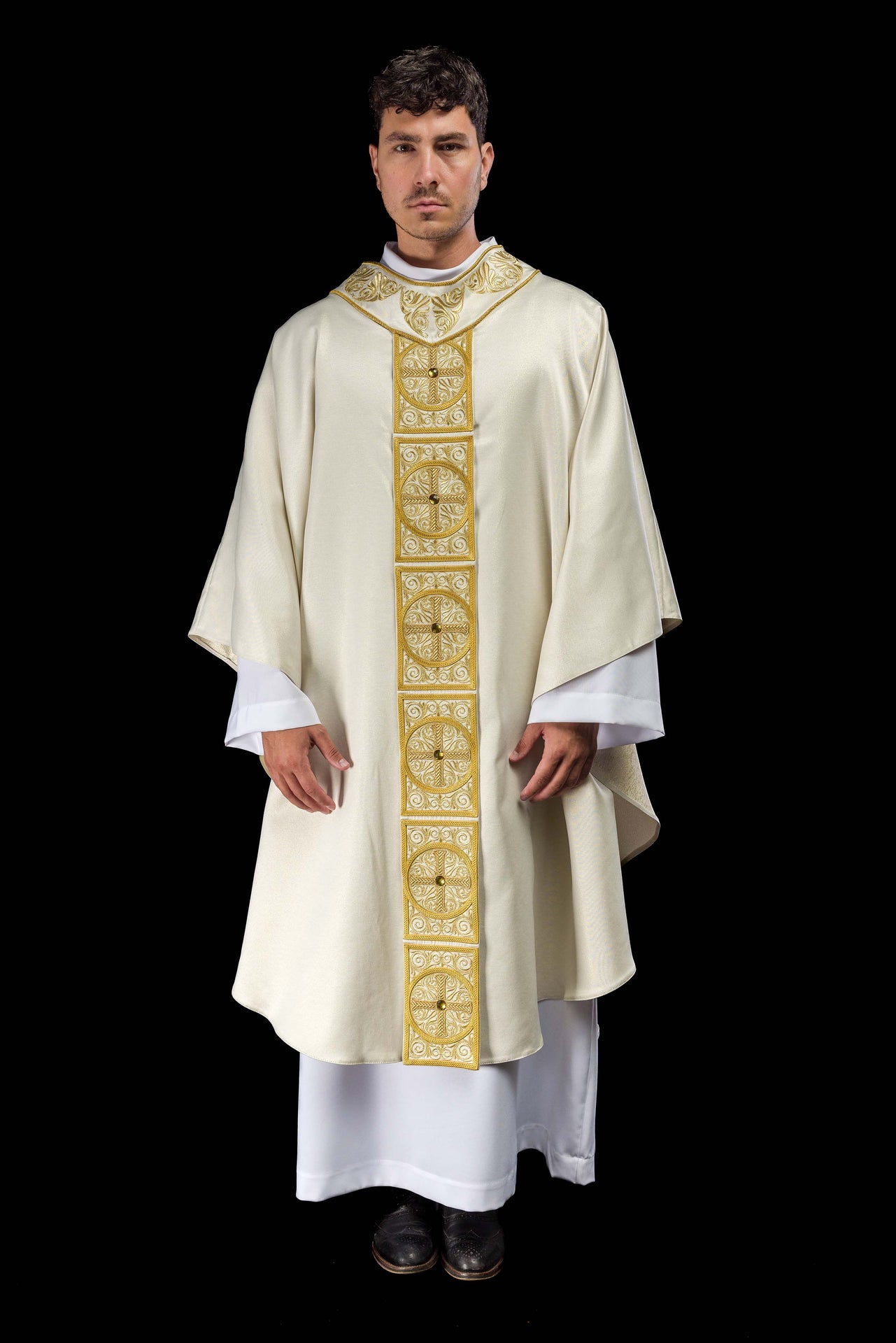 Ornat złoty bogato haftowany dekorowany kamieniami - ORNATY.PL