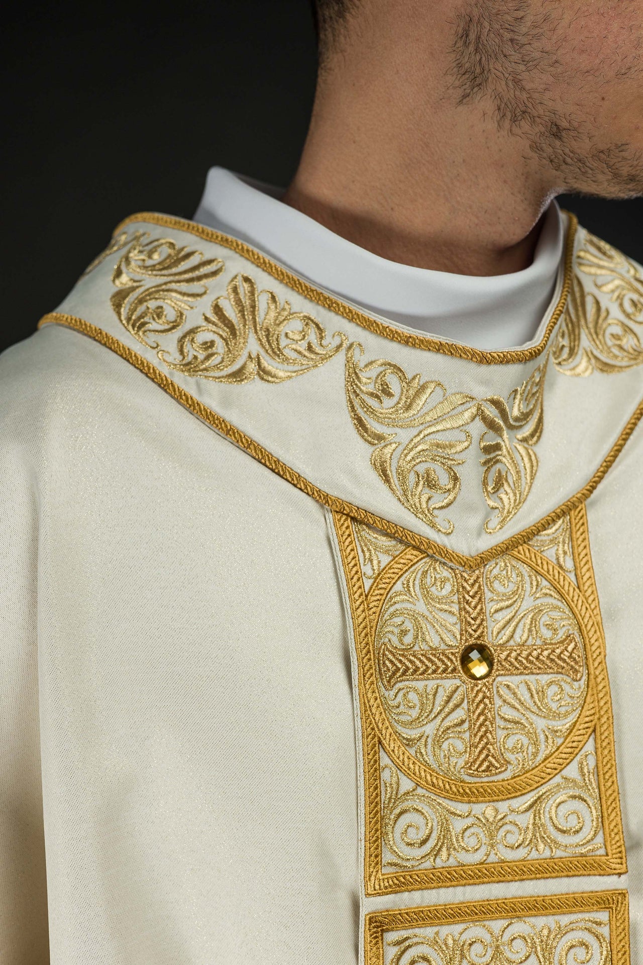 Ornat złoty bogato haftowany dekorowany kamieniami - ORNATY.PL