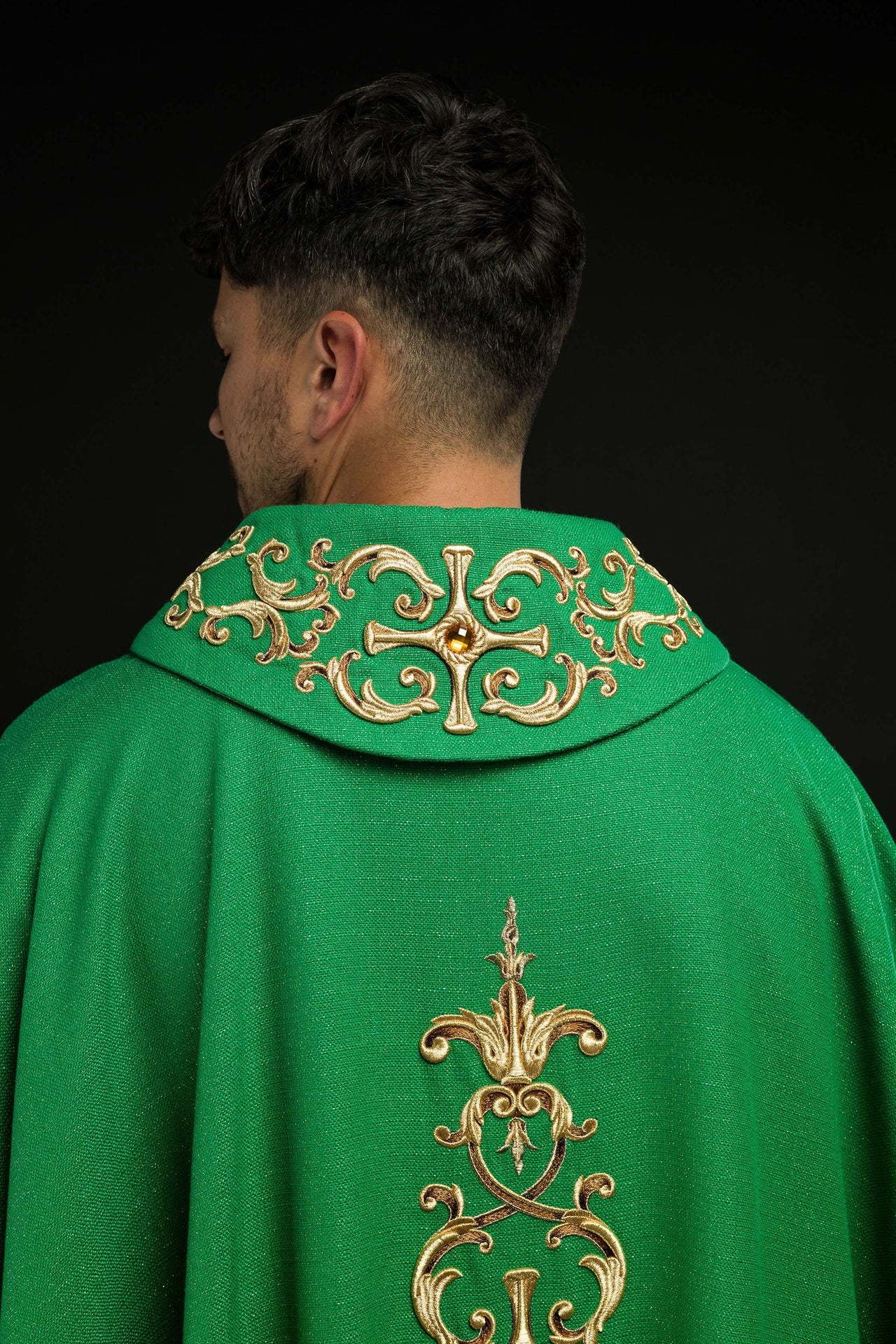 Zielony ornat bogato haftowany z kamieniami - ORNATY.PL