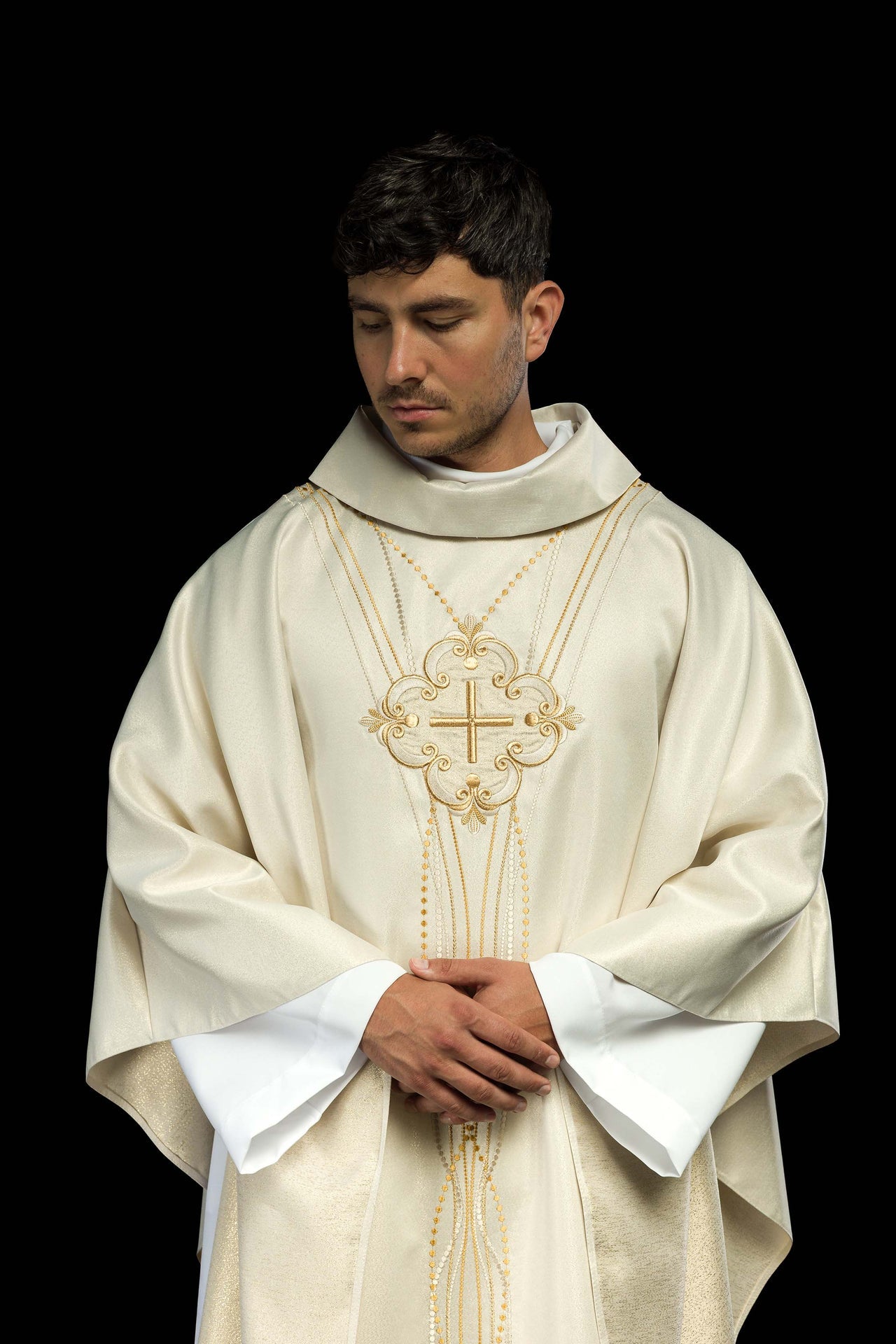 Ornat z błyszczącej tkaniny inspirowany różańcem w kolorze ecru - ORNATY.PL