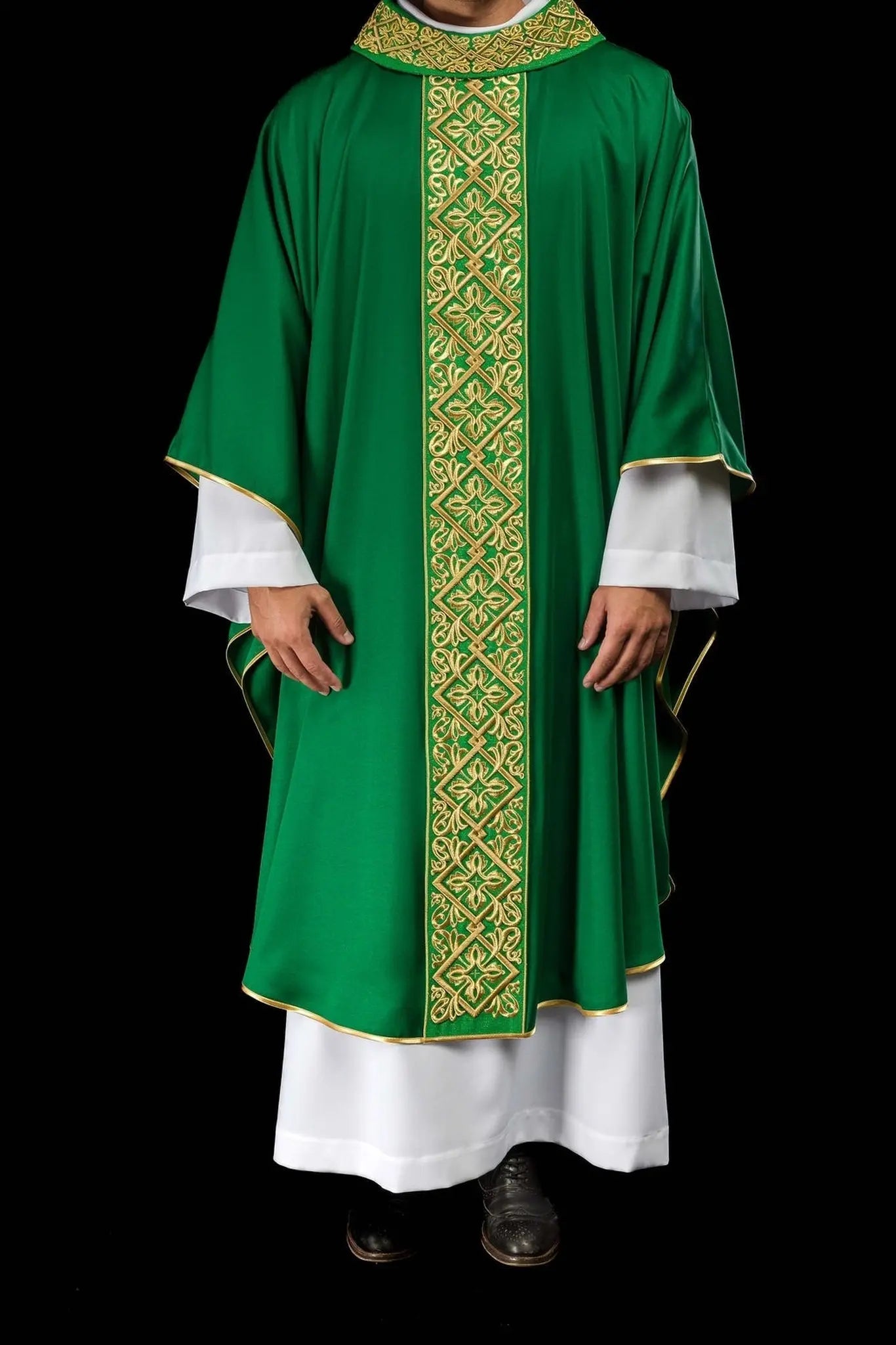 Chasuble richly embroidered floral motif with crosses Green