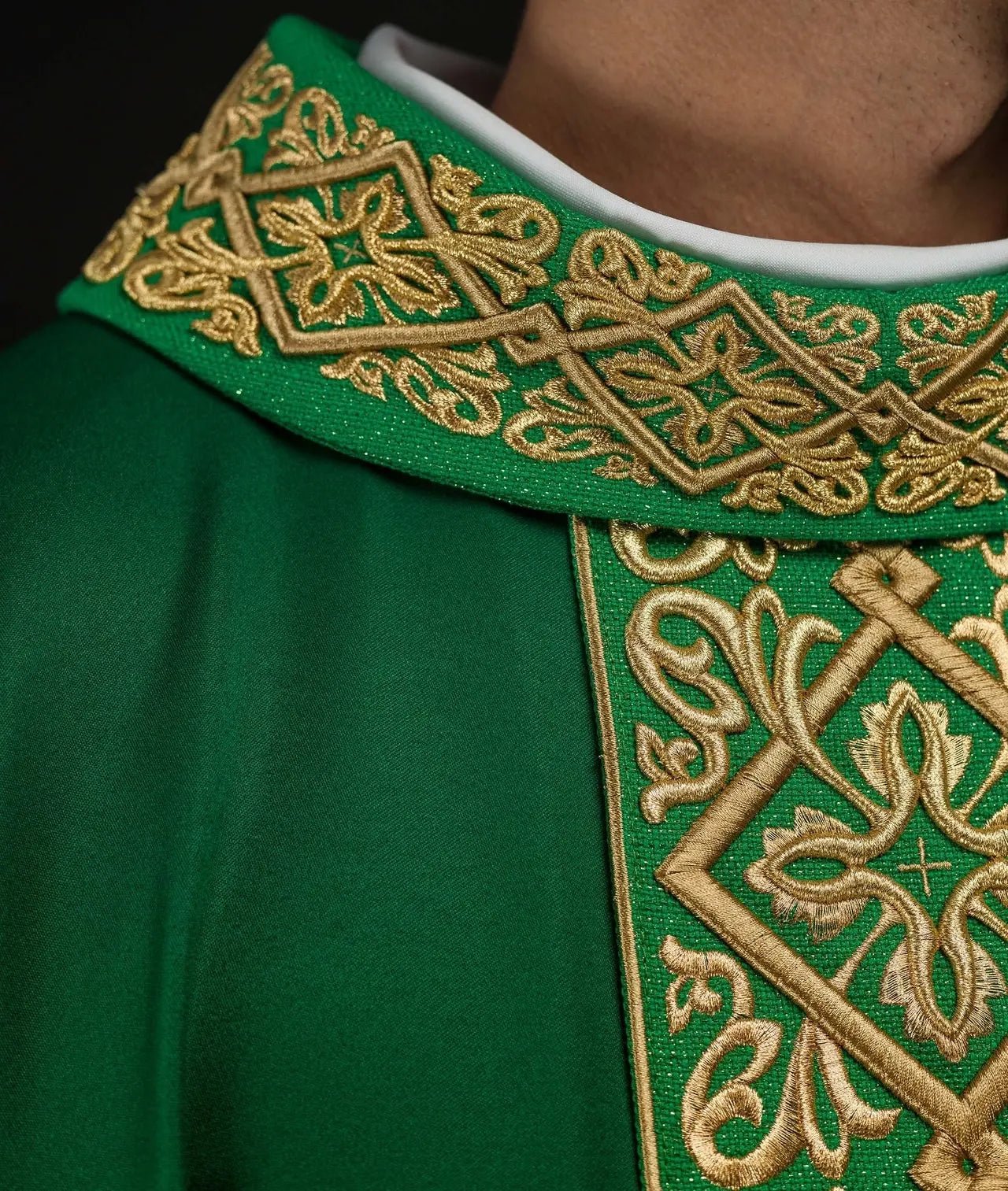 Chasuble richly embroidered floral motif with crosses Green