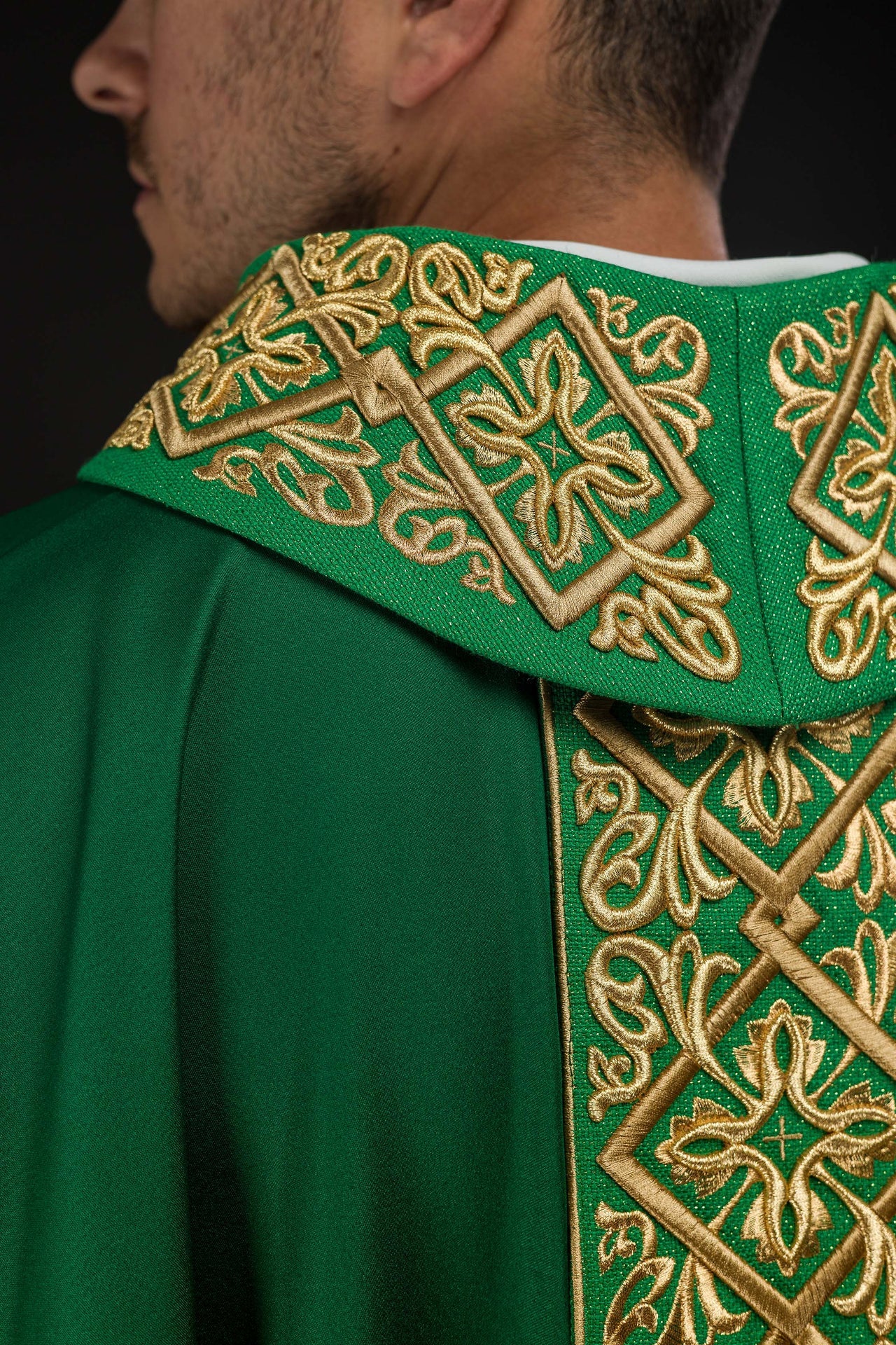 Ornat bogato haftowany motyw florystyczny z krzyżami Zielony - ORNATY.PL