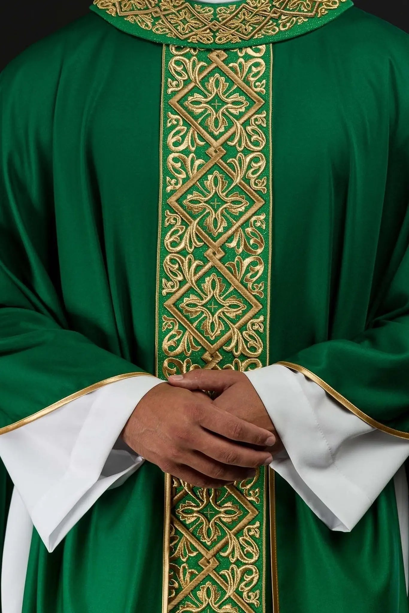 Chasuble richly embroidered floral motif with crosses Green