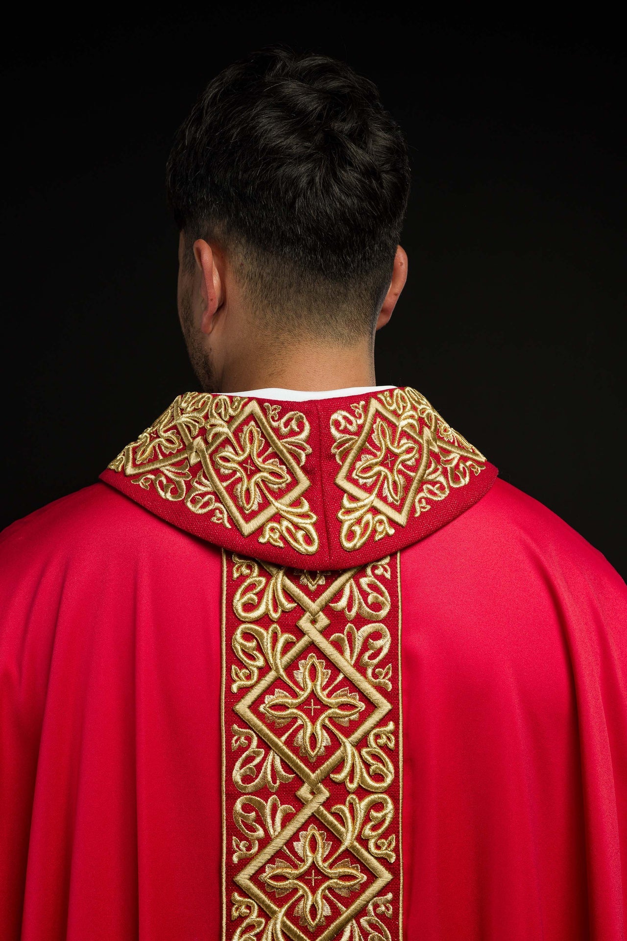 Ornat bogato haftowany motyw florystyczny z krzyżami Czerwony - ORNATY.PL