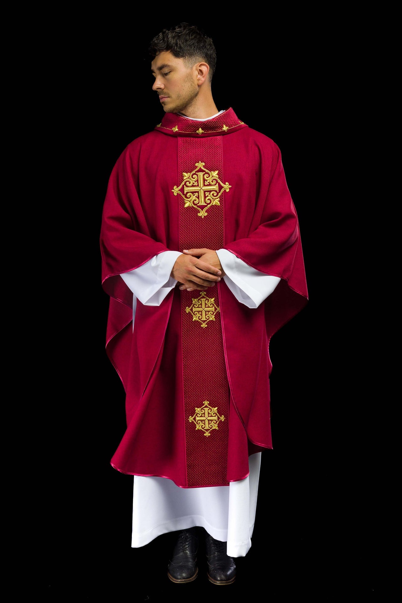 Ornat z aksamitnym czerwonym pasem i haftem krzyży - ORNATY.PL