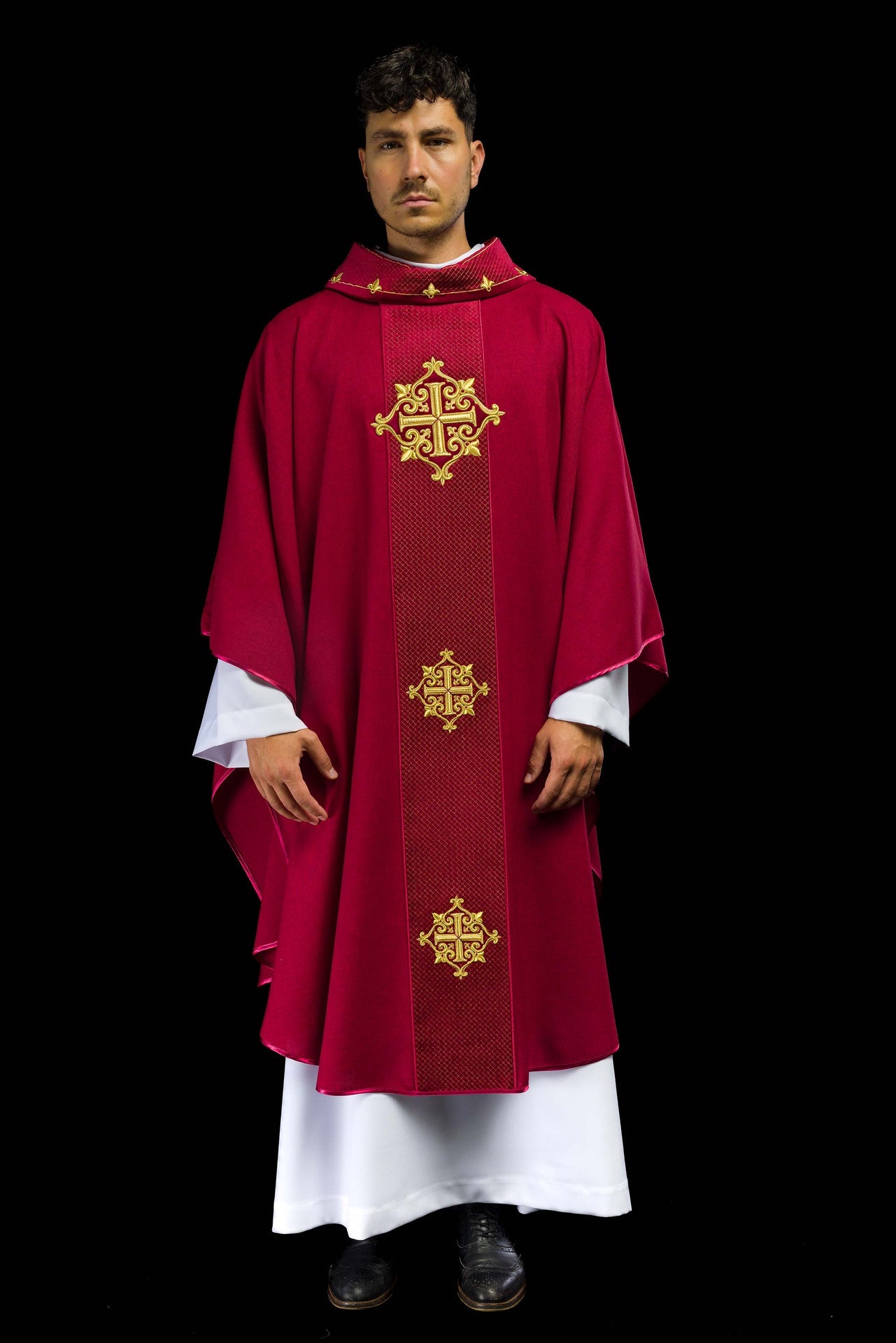 Ornat z aksamitnym czerwonym pasem i haftem krzyży - ORNATY.PL