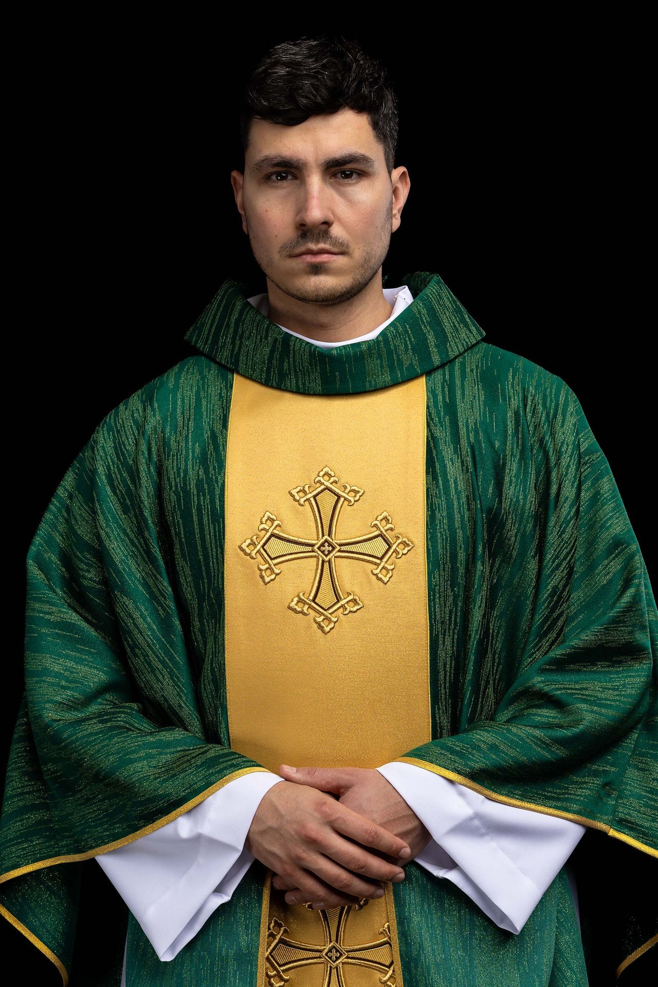 Zielony ornat z haftowanym motywem krzyża z pasem na ozdobnej tkaninie - ORNATY.PL