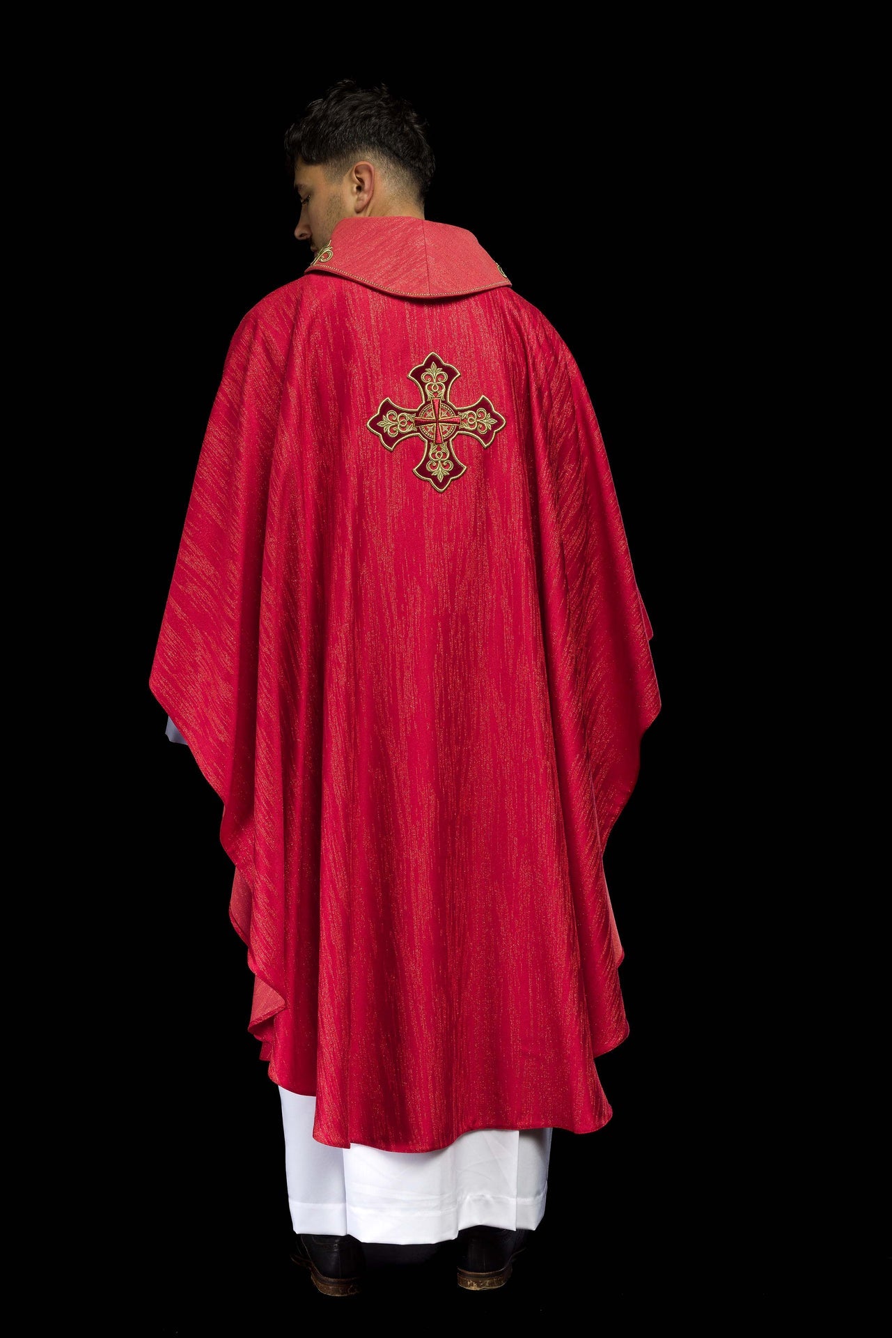 Czerwony ornat z haftowanym motywem krzyża na ozdobnej tkaninie - ORNATY.PL