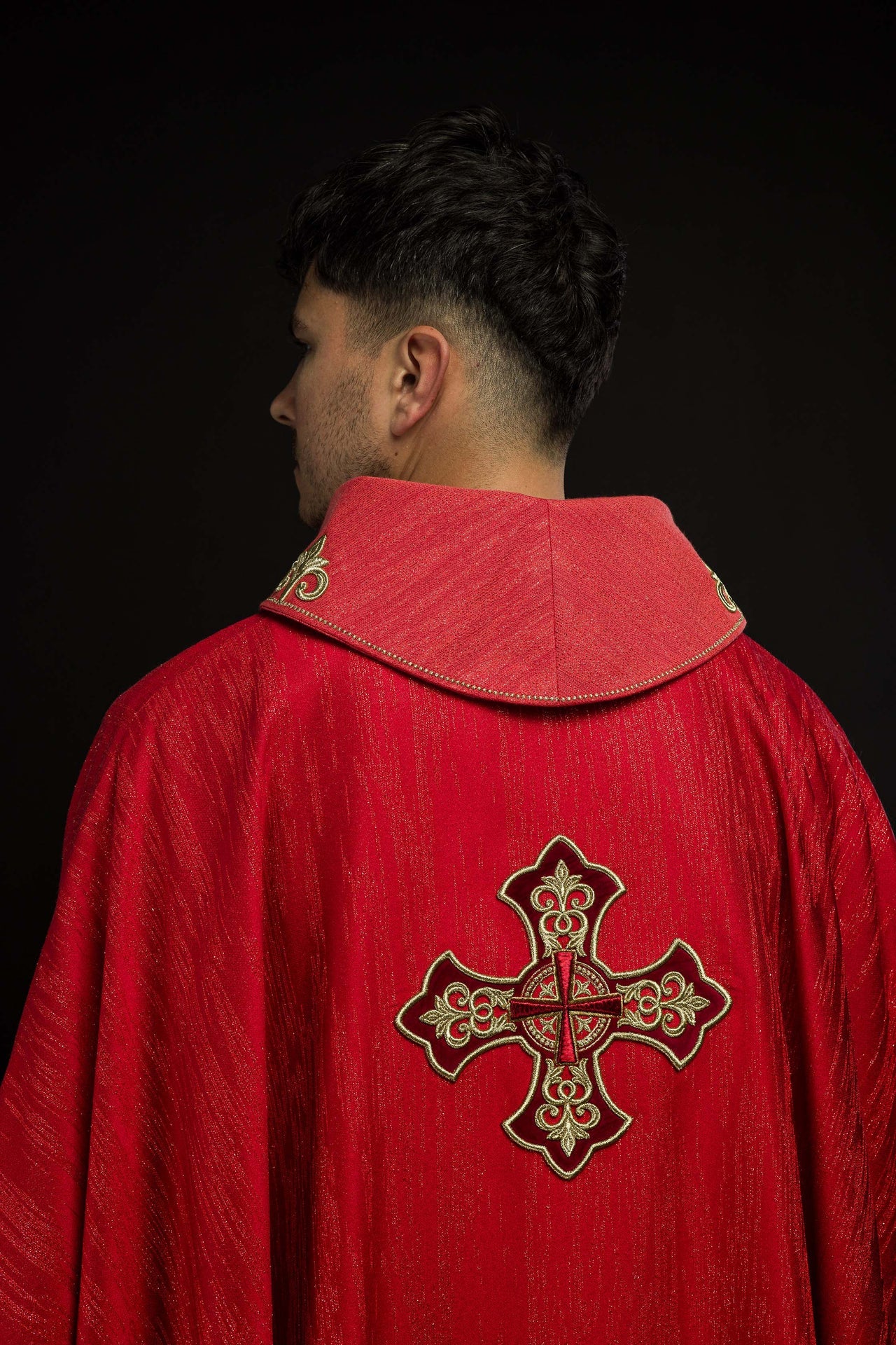 Czerwony ornat z haftowanym motywem krzyża na ozdobnej tkaninie - ORNATY.PL