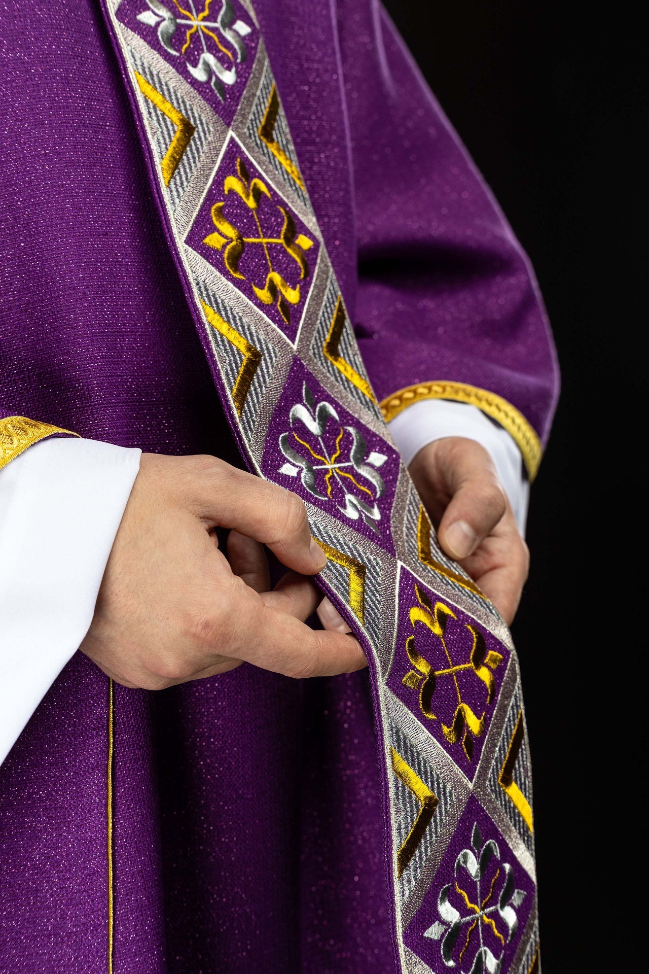 Haftowany pas na ornat w zestawie z ornatem fioletowy - ORNATY.PL
