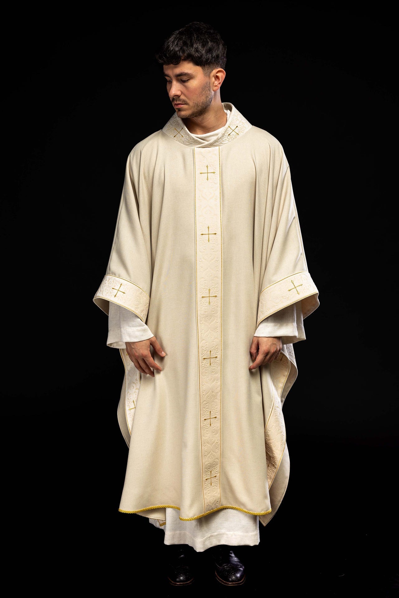 Ornat w kolorze ecru z haftowanym pasem i kołnierzem w krzyże - ORNATY.PL