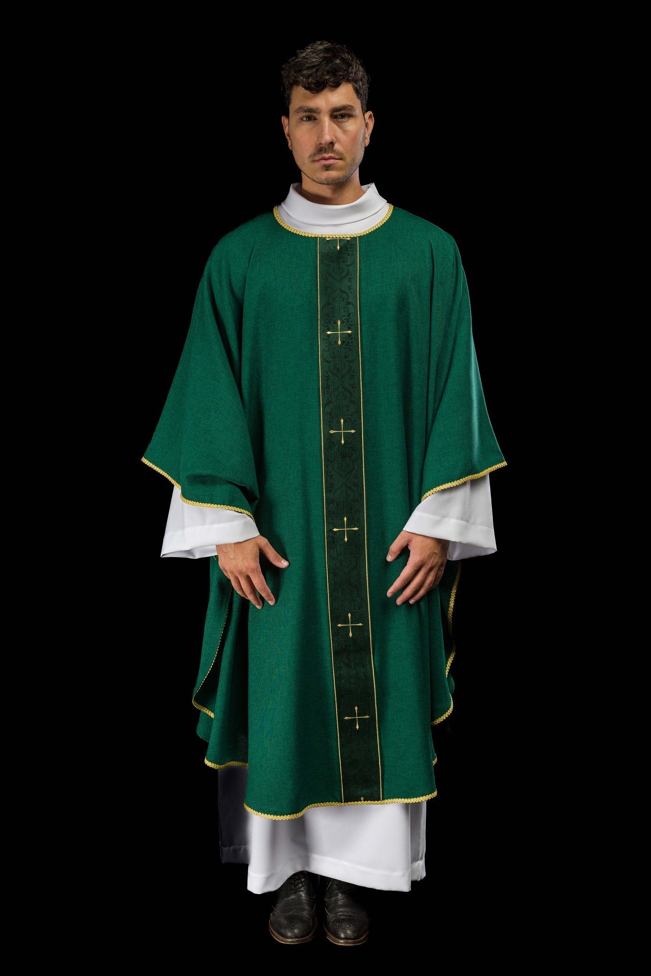 Ornat w kolorze zielonym z haftowanym pasem w krzyże - ORNATY.PL