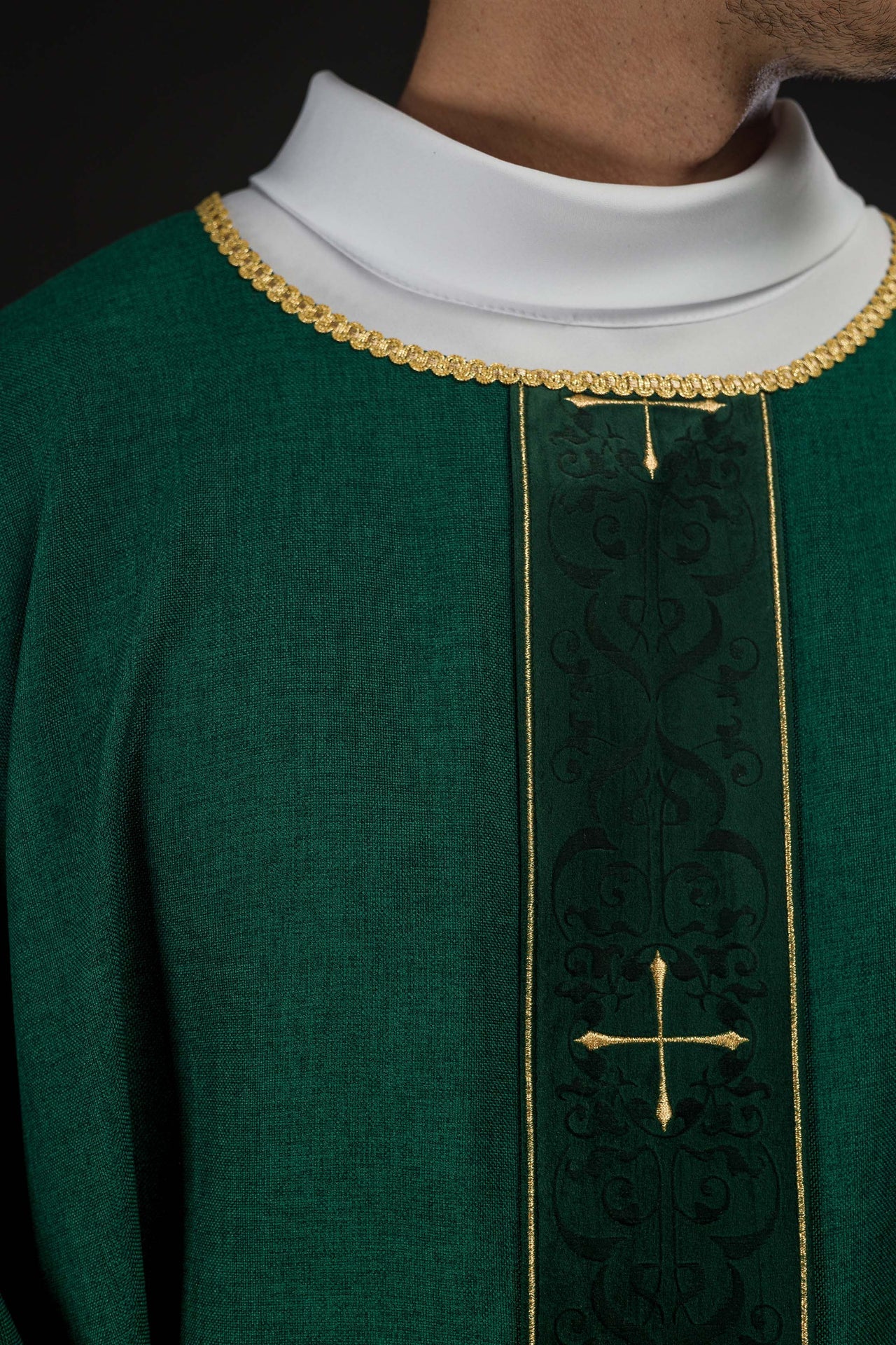 Ornat w kolorze zielonym z haftowanym pasem w krzyże - ORNATY.PL