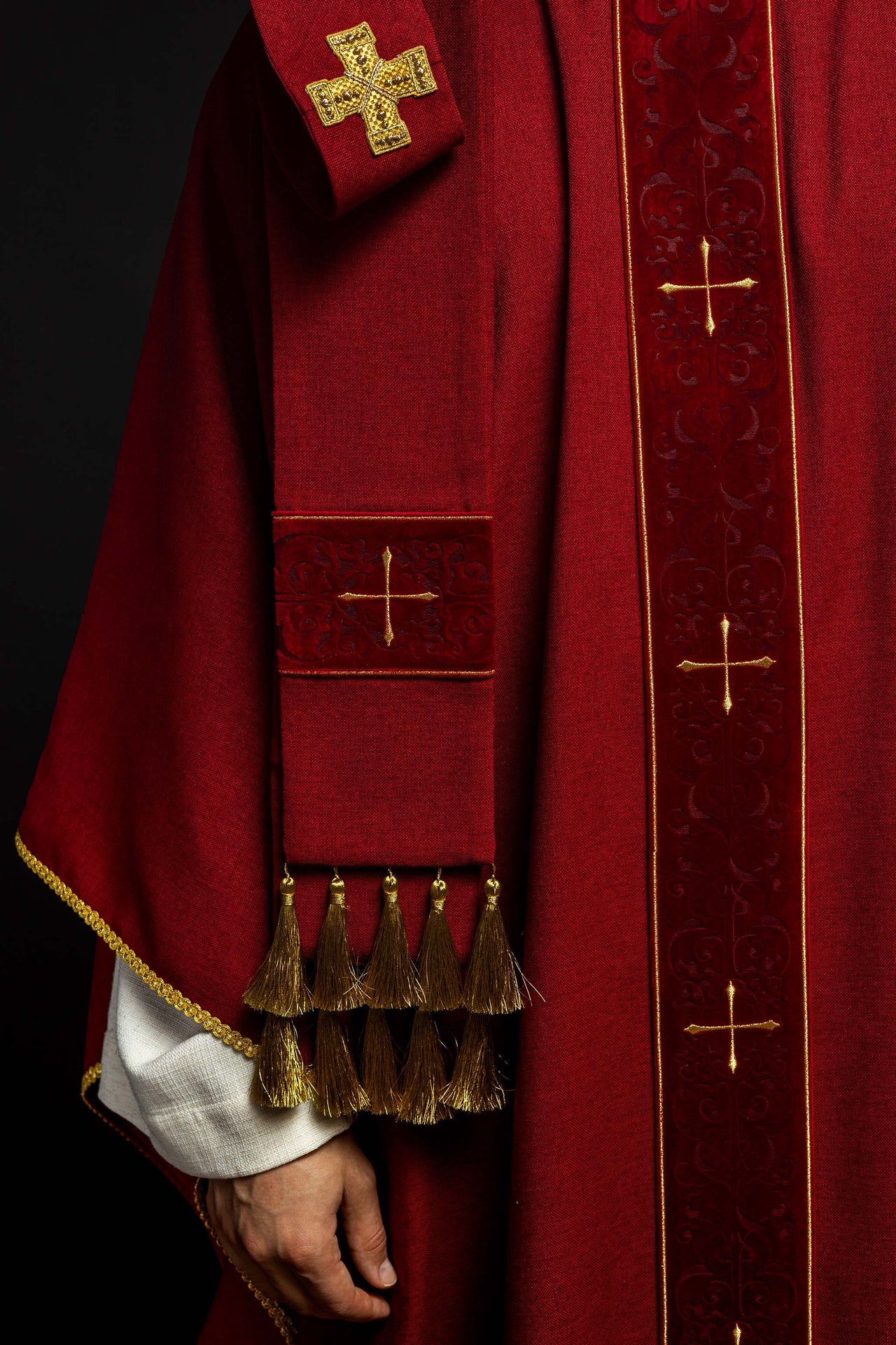 Ornat w kolorze czerwonym z haftowanym pasem w krzyże - ORNATY.PL