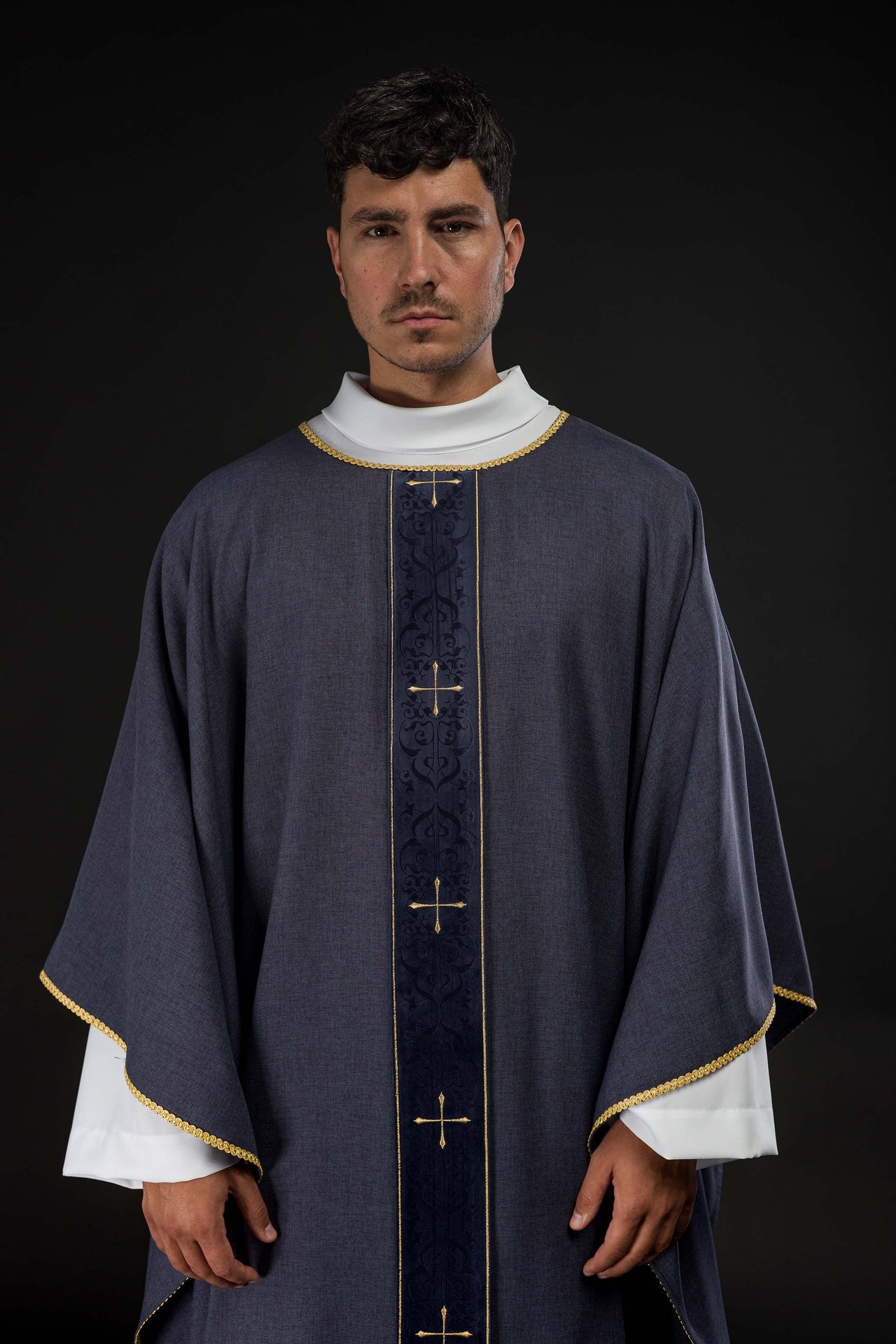 Ornat w kolorze fioletowy z haftowanym pasem w krzyże - ORNATY.PL