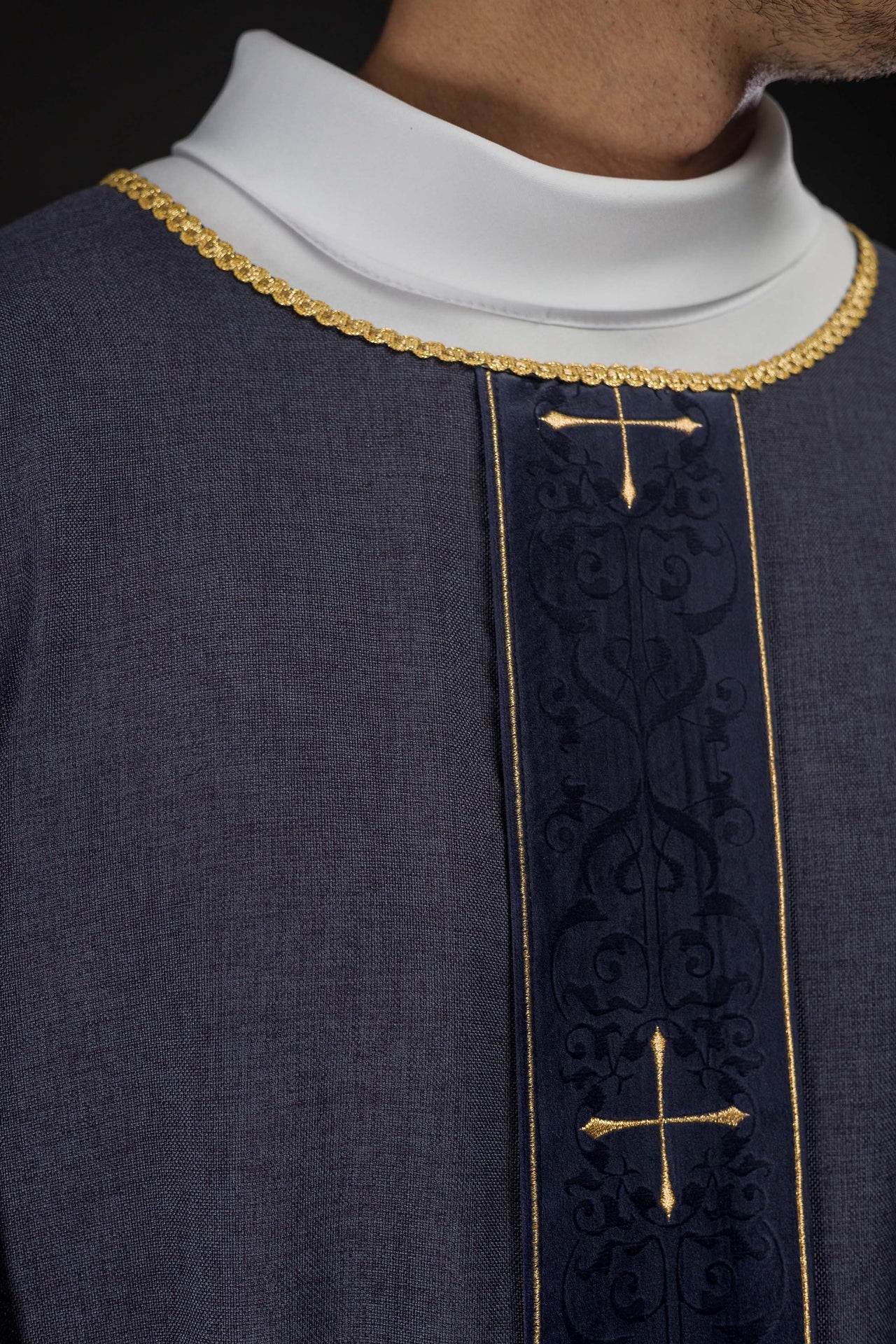 Ornat w kolorze fioletowy z haftowanym pasem w krzyże - ORNATY.PL