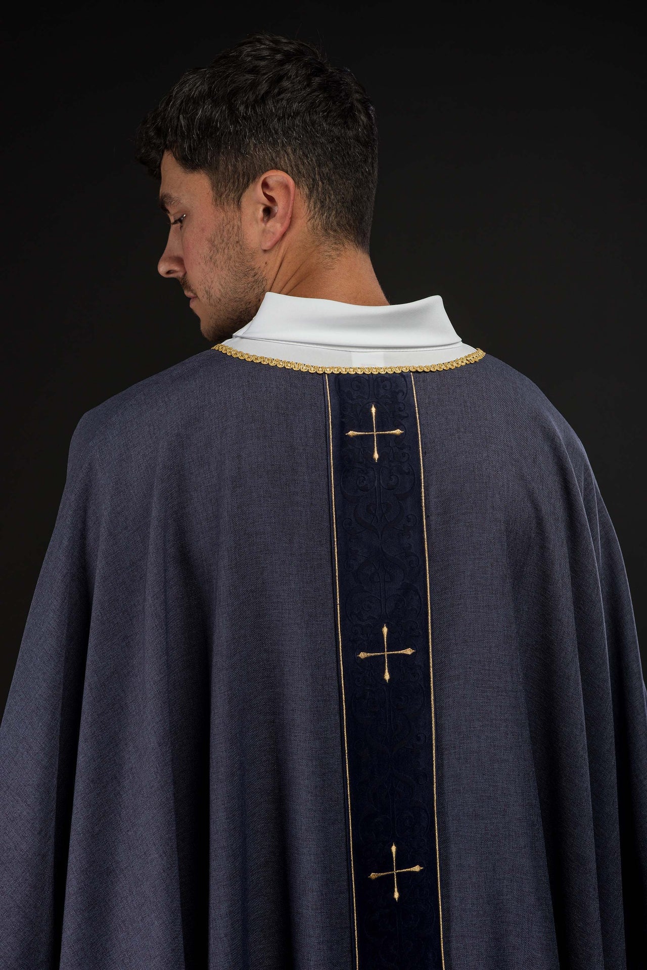 Ornat w kolorze fioletowy z haftowanym pasem w krzyże - ORNATY.PL