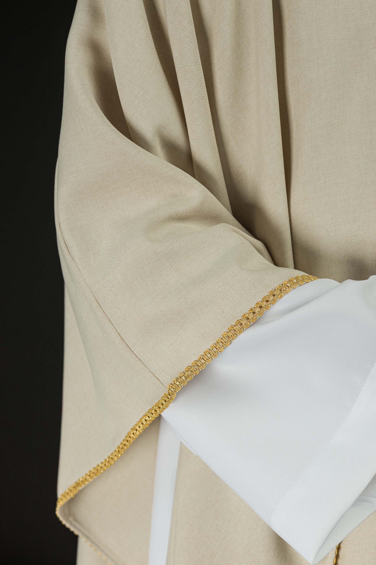 Ornat w kolorze ecru z haftowanym pasem w krzyże - ORNATY.PL