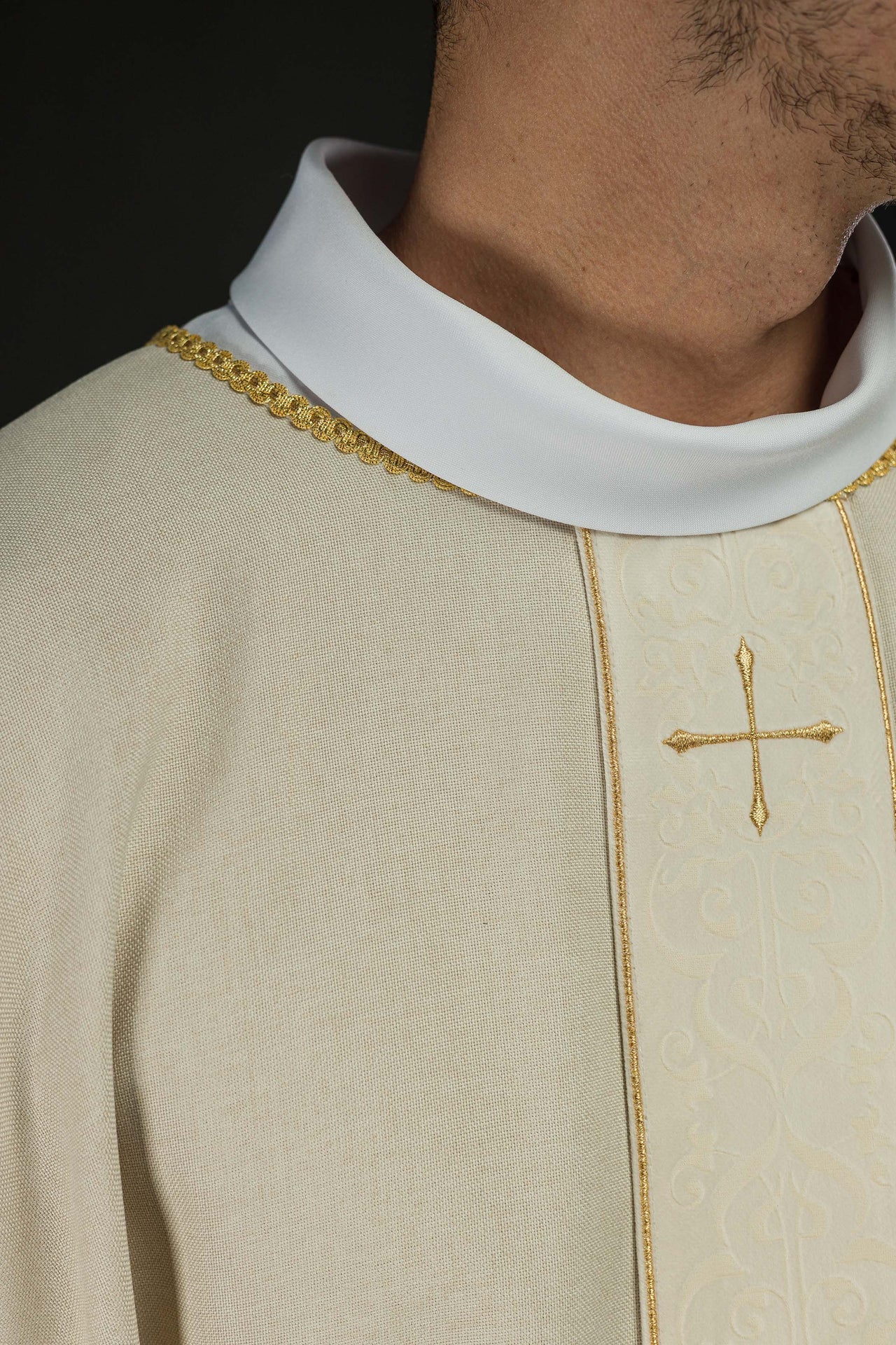 Ornat w kolorze ecru z haftowanym pasem w krzyże - ORNATY.PL