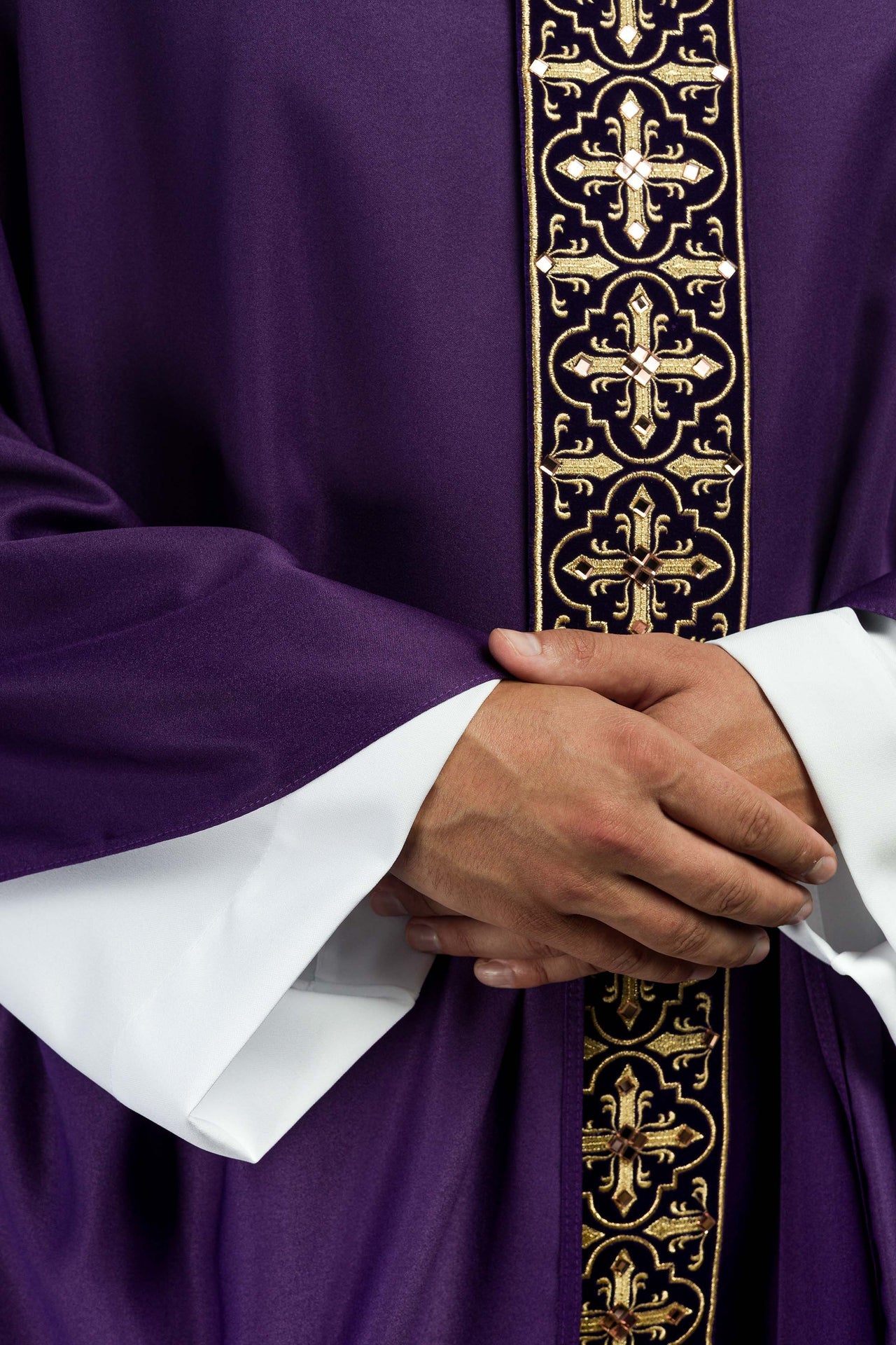 Fioletowy ornat zdobiony 500 kamieniami z wąskim pasem - ORNATY.PL