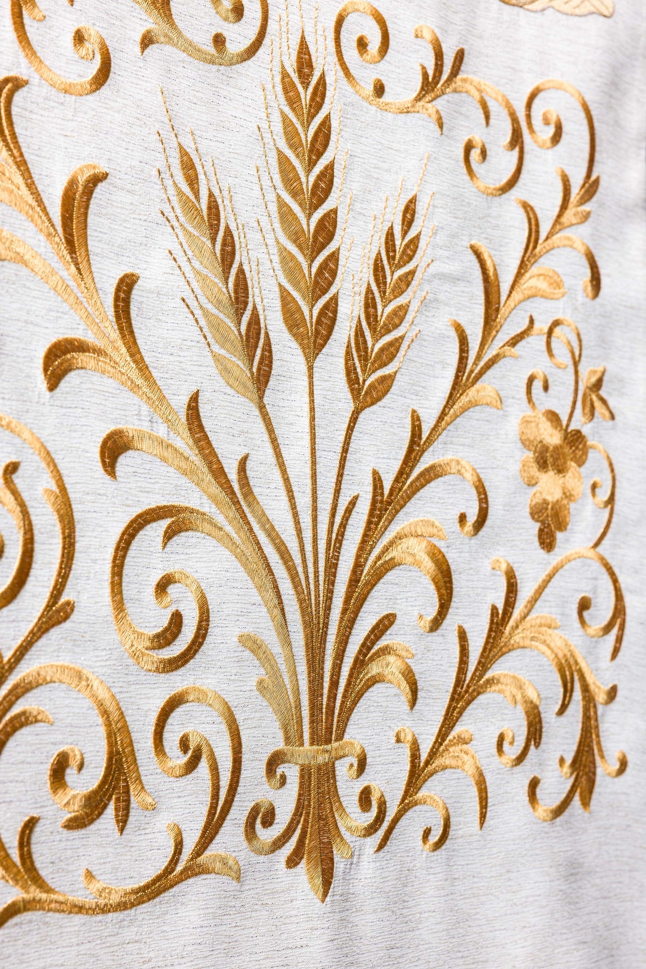 Serweta na lektorium bogato haftowana IHS ecru - ORNATY.PL