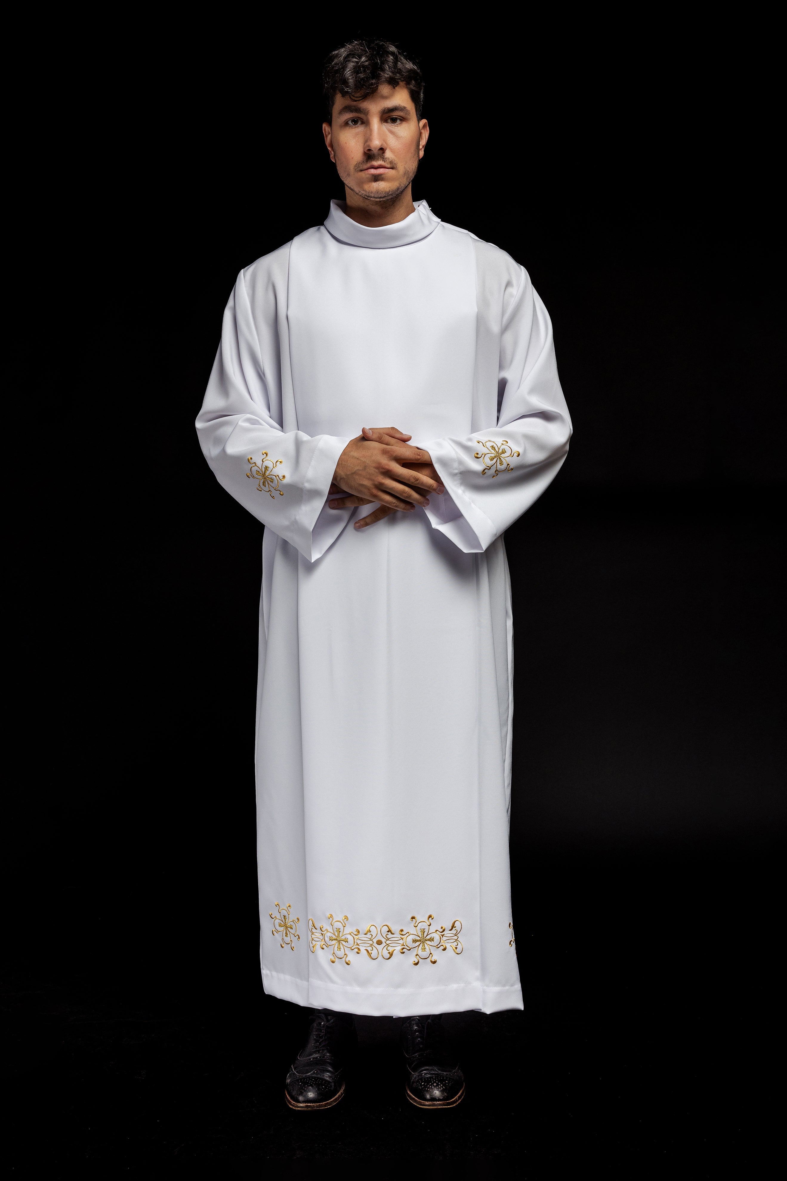 Turtleneck priest's robe decorated with embroidery white