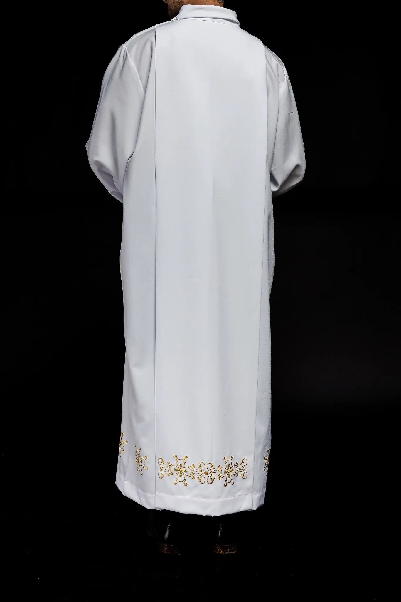 Turtleneck priest's robe decorated with embroidery white