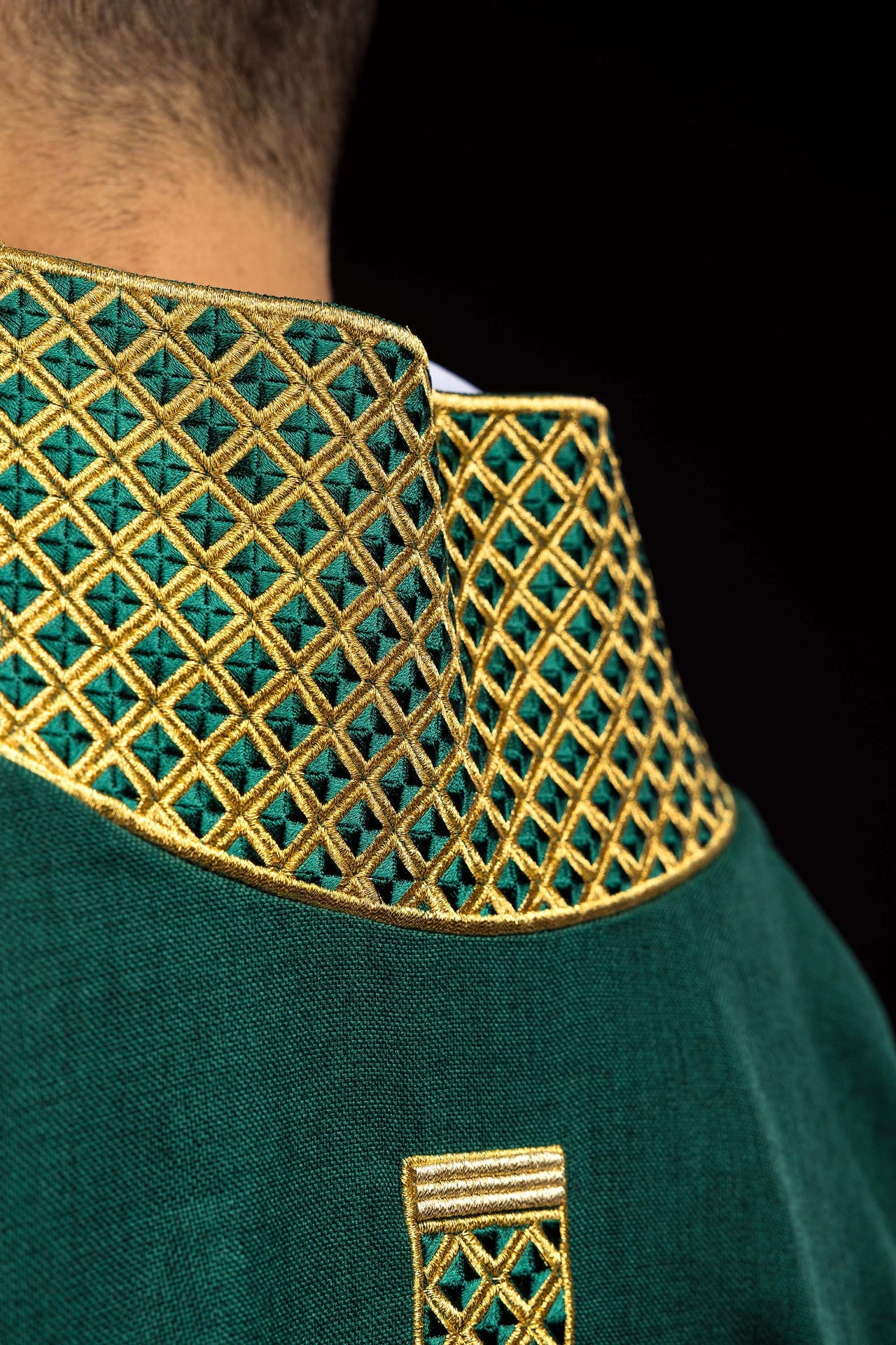 Dalmatyka z haftowanymi krzyżami i kołnierzem zielona - ORNATY.PL