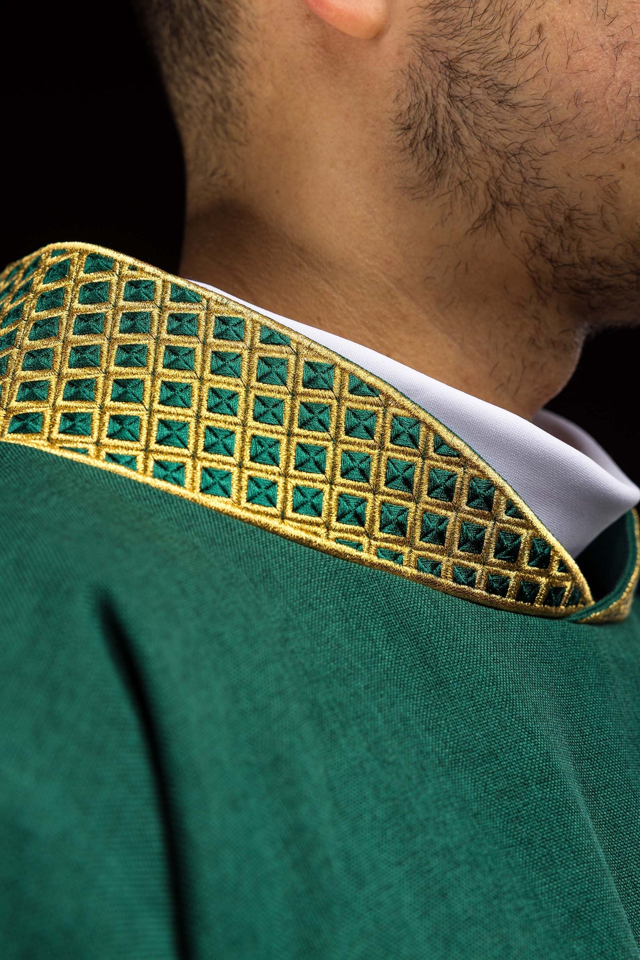 Dalmatyka z haftowanymi krzyżami i kołnierzem zielona - ORNATY.PL