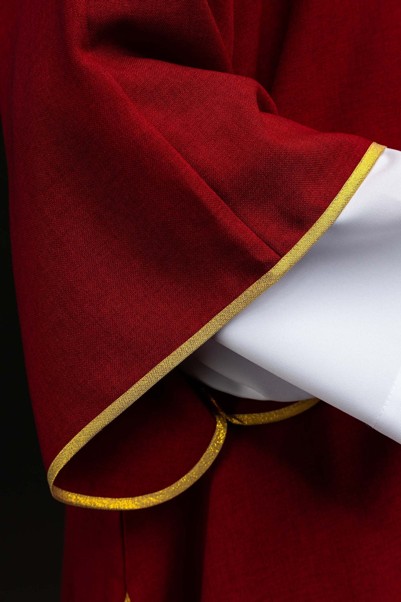 Dalmatyka z haftowanymi krzyżami i kołnierzem czerwona - ORNATY.PL