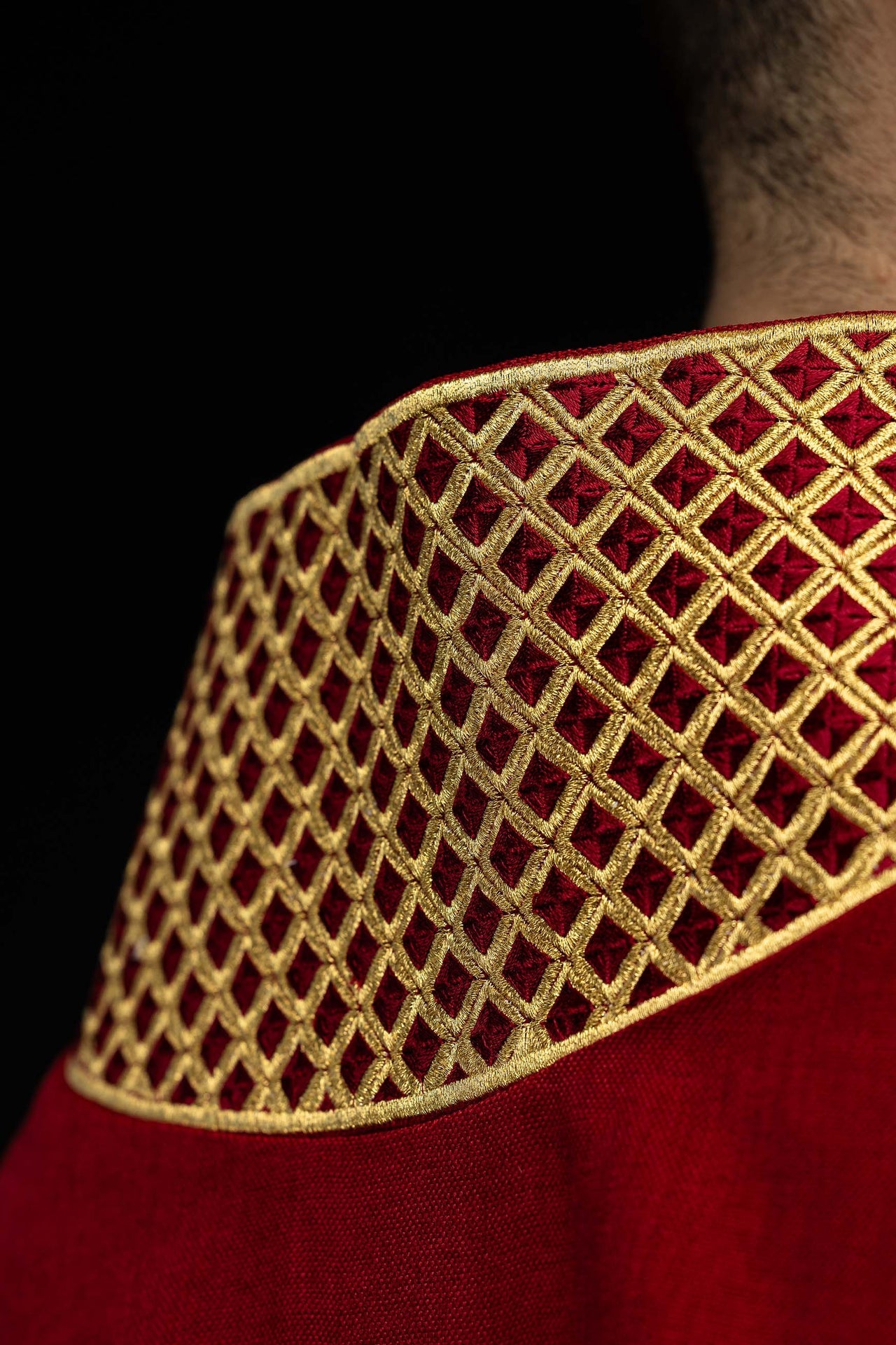 Dalmatyka z haftowanymi krzyżami i kołnierzem czerwona - ORNATY.PL