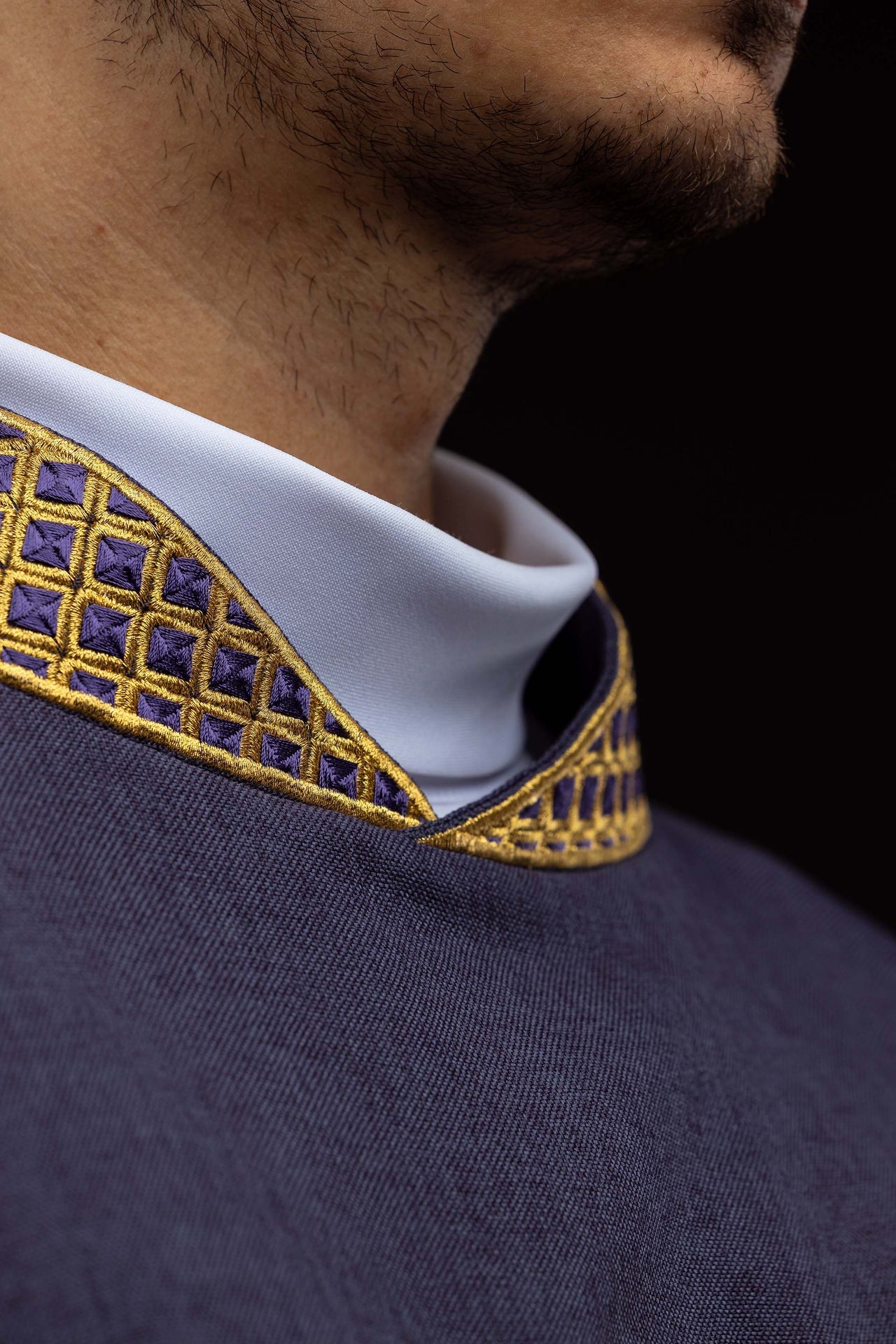 Dalmatyka z haftowanymi krzyżami i kołnierzem fioletowa - ORNATY.PL