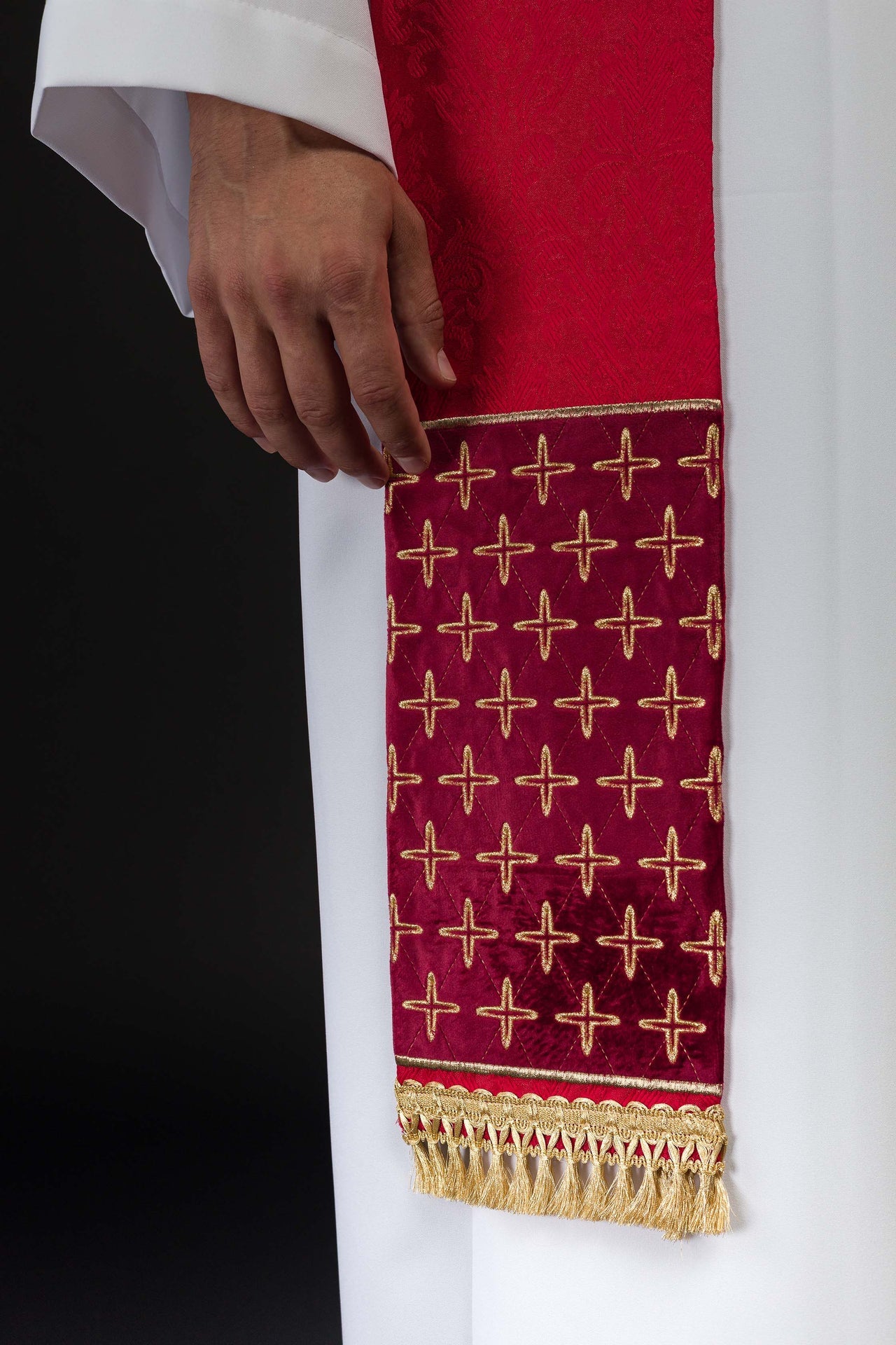Stuła haftowana żakardowa z motywami krzyży czerwona - ORNATY.PL