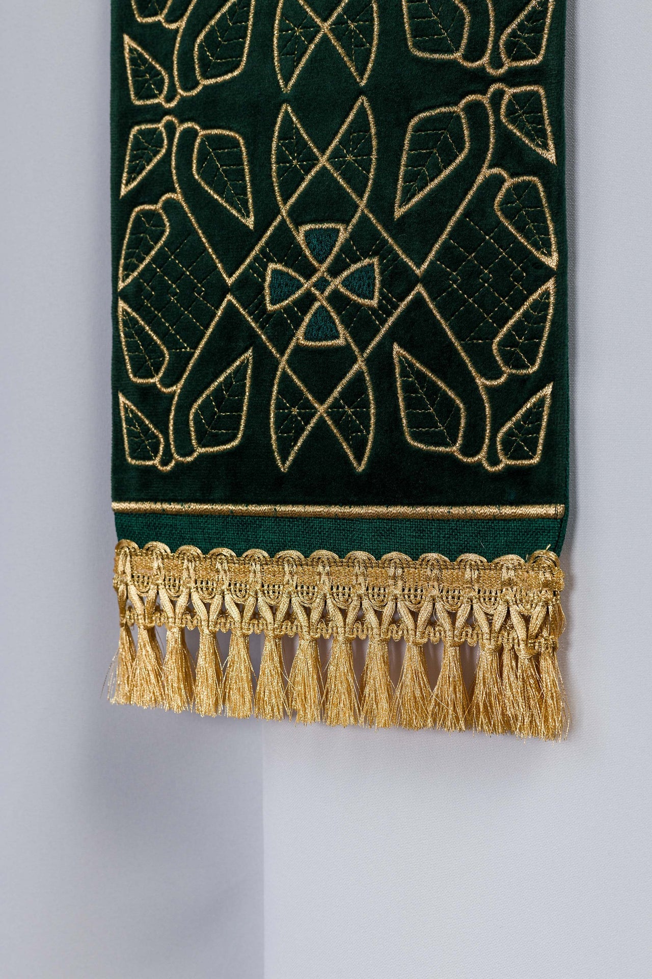 Stuła haftowana aksamitna z motywem IHS zielona - ORNATY.PL