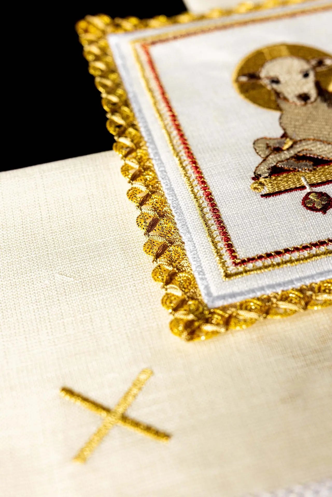 Altar linens set with lamb motif